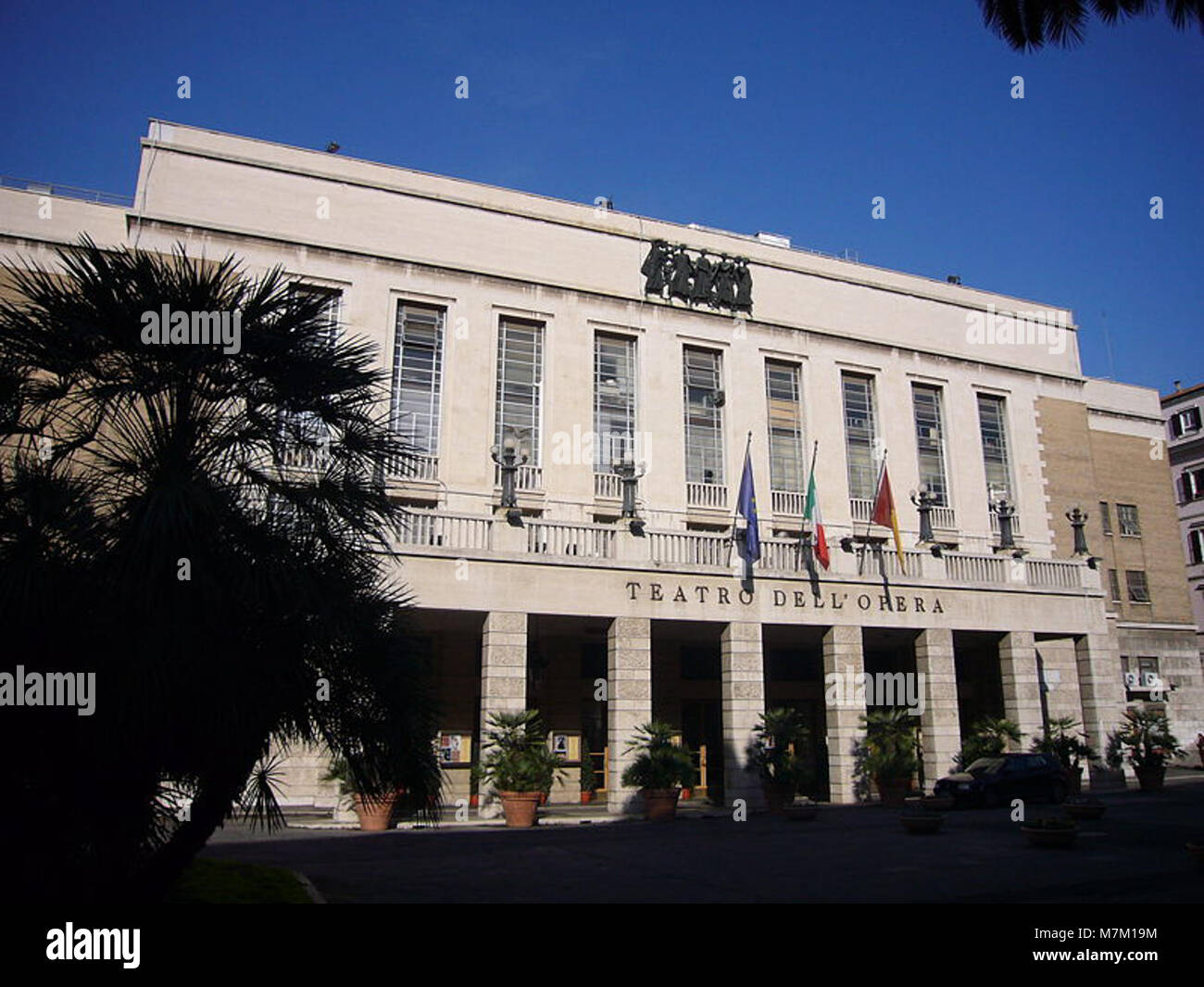 Il Teatro dell'Opera di Roma, ex Teatro Costanzi, situato nel quartiere Castro Pretorio di Roma, presenta una facciata ridisegnata dall'architetto Marcello Piacentini all'inizio del XX secolo. Foto Stock
