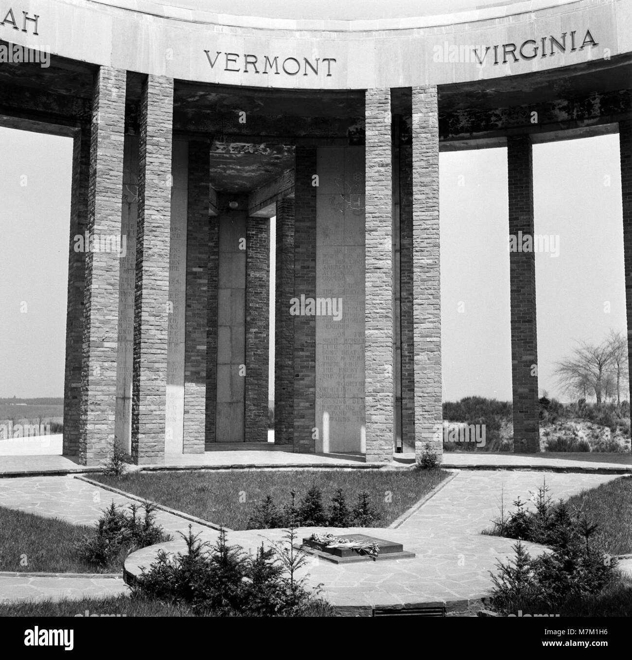 Sezione centrale di un monumento progettato dall'architetto belga Georges Dedoyard, che mostra dettagliati architravi in pietra tipici dell'architettura monumentale dell'inizio del XX secolo. Foto Stock
