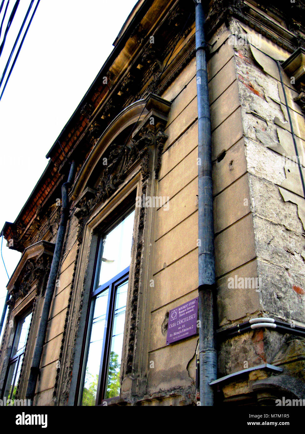 Casa Canciulescu, costruita nel 2011, è un esempio architettonico che presenta un design moderno con particolare attenzione alla funzionalità e all'estetica, situata in un ambiente urbano. Foto Stock