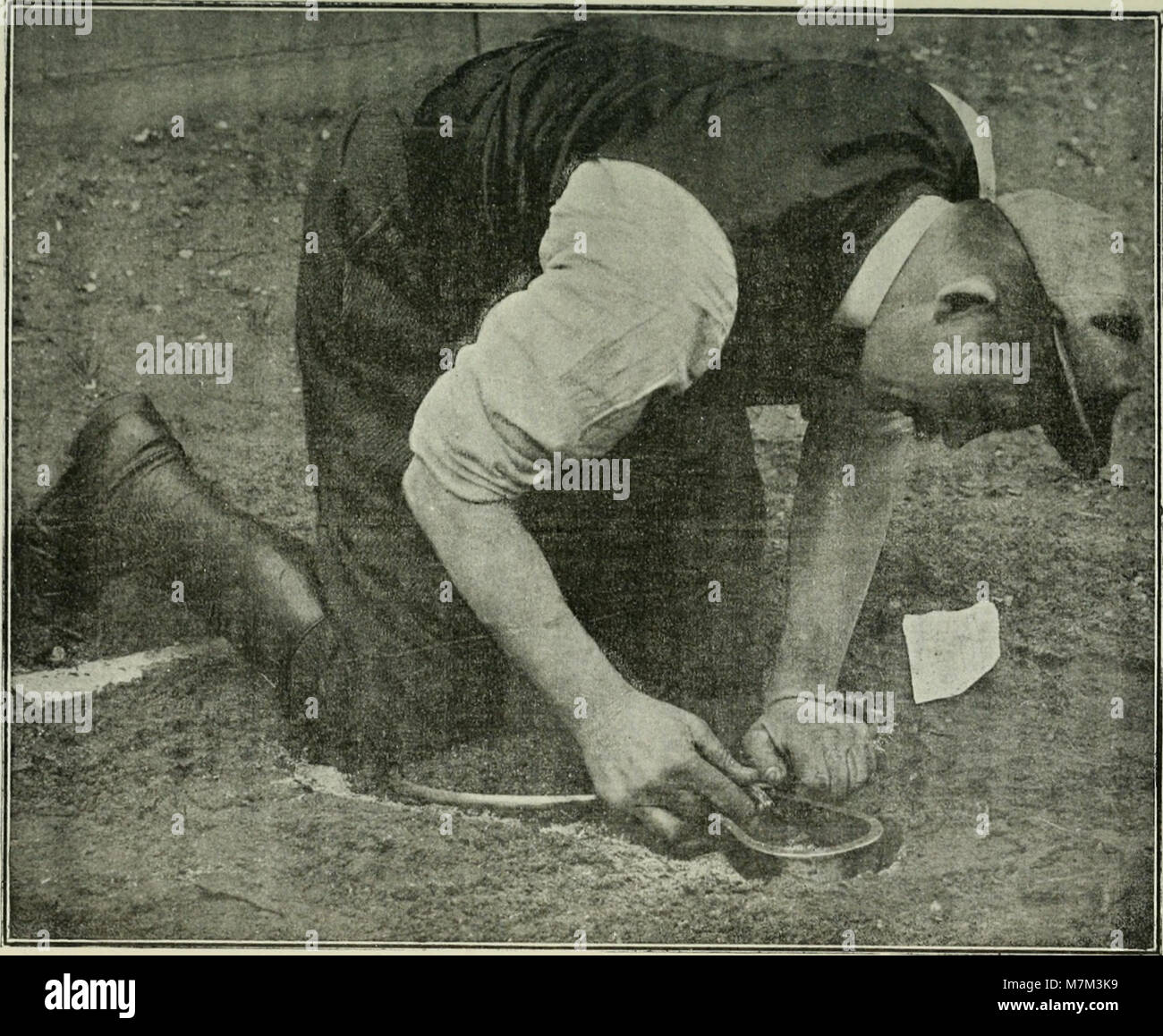 La pubblicazione del 1911 "Alphabet du Piégeage" documenta le tecniche di cattura utilizzate in Francia, descrivendo i metodi per catturare animali per pellicce e cibo, riflettendo le pratiche di caccia dei primi anni del XX secolo. Foto Stock