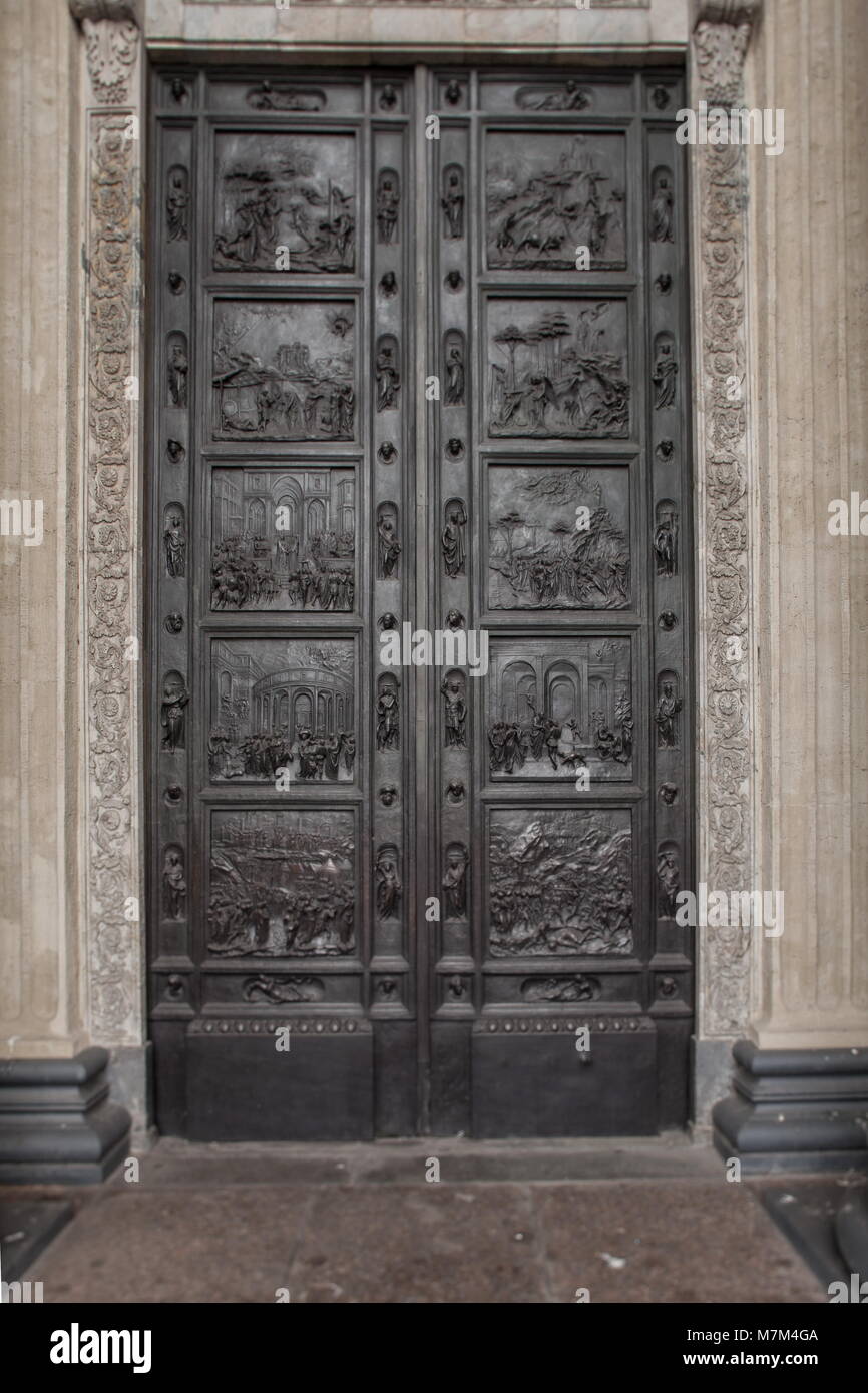 Massiccia in ottone solido porta di antiquariato con ornamenti chiuso Foto Stock