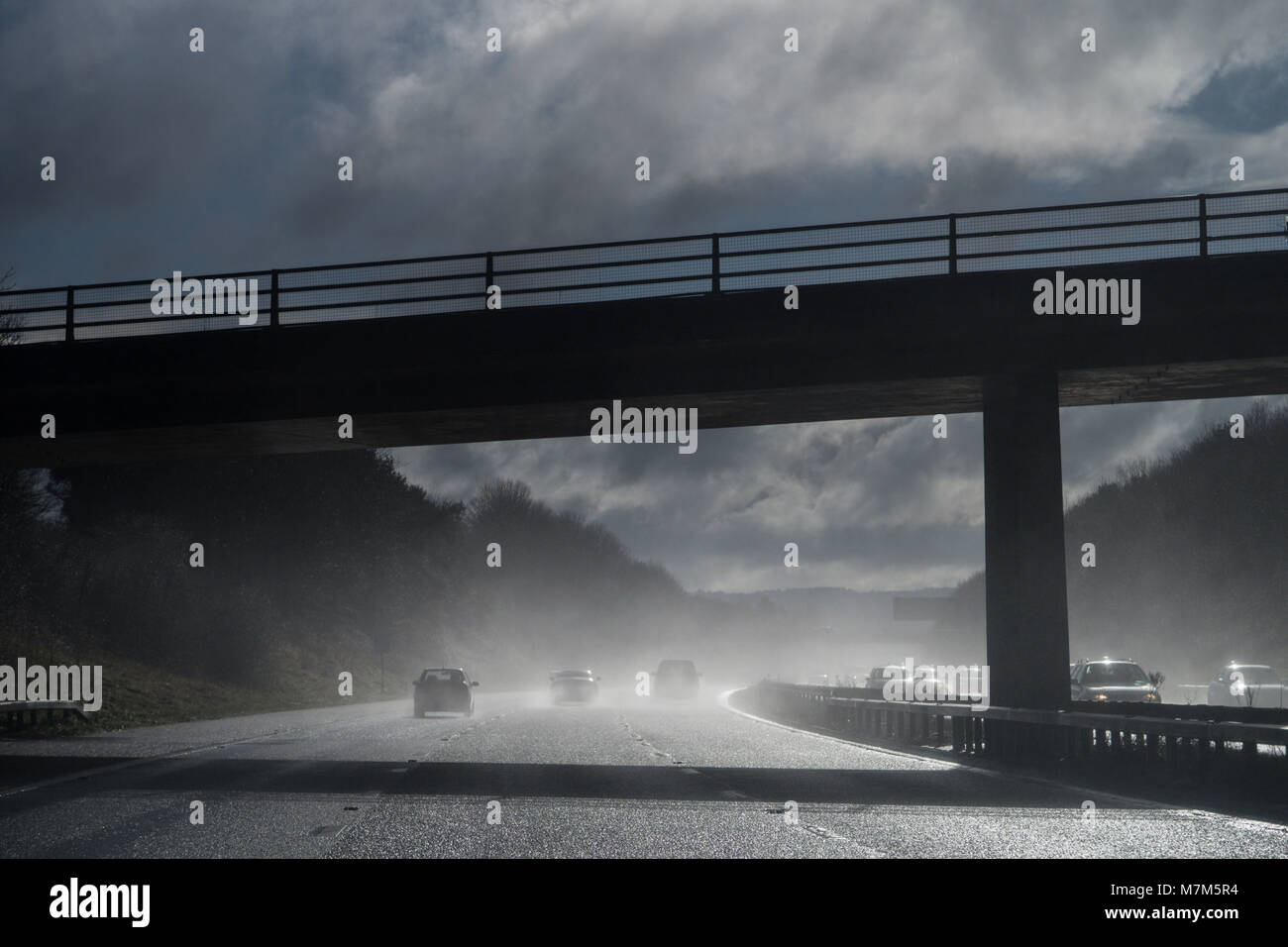 Spray da acqua di superficie sulla autostrada M5 crea la scarsa visibilità e pericolose condizioni di guida Foto Stock