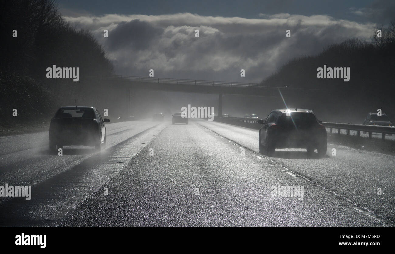 Spray da acqua di superficie sulla autostrada M5 crea la scarsa visibilità e pericolose condizioni di guida Foto Stock