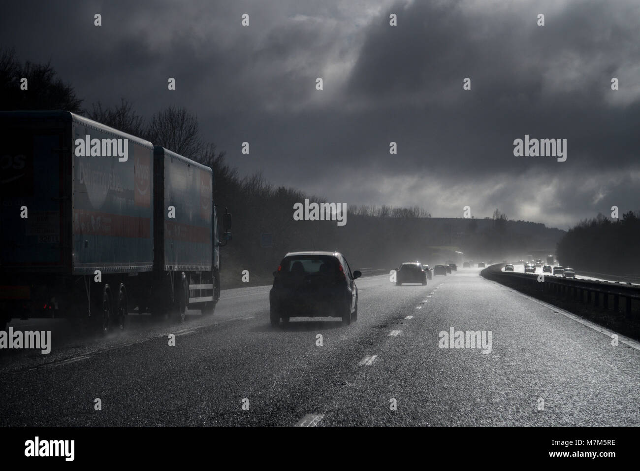 Spray da acqua di superficie sulla autostrada M5 crea la scarsa visibilità e pericolose condizioni di guida Foto Stock