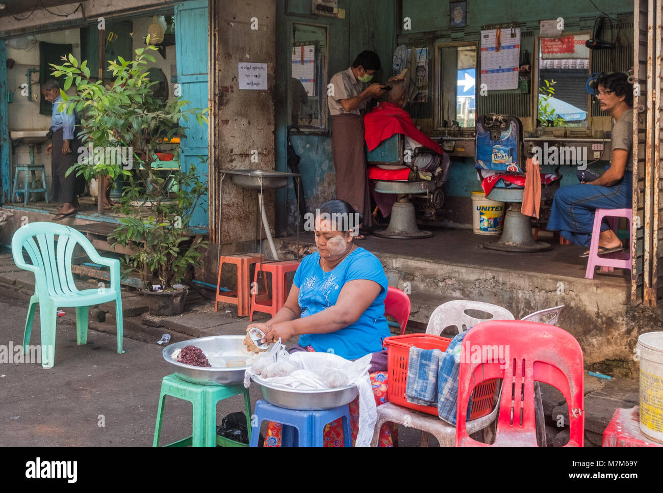 La vita di strada Yangon Myanmar Foto Stock