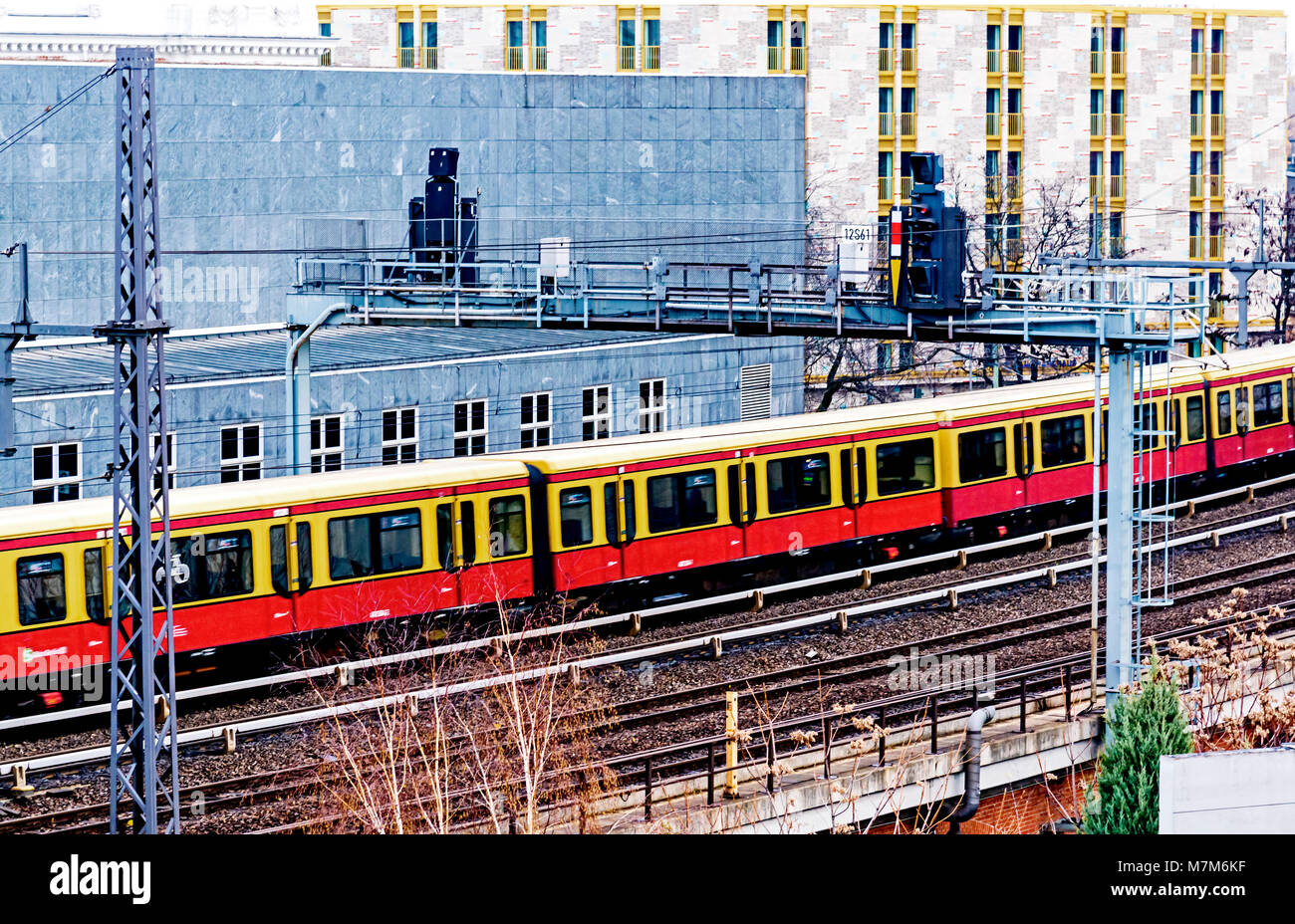 Berlino (Germania): Bahngleise und Bürohäuser; le vie e i blocchi degli uffici Foto Stock