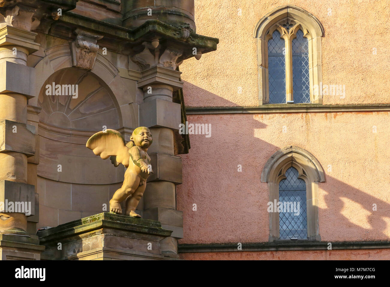 Statua di un piccolo angelo cherubino al di fuori del Vecchio Tron Theatre, Argyll Street, Glasgow, Scotland, Regno Unito Foto Stock