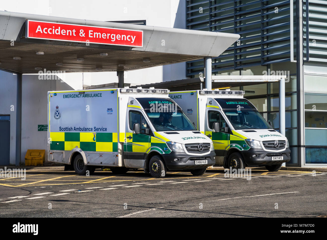 Le ambulanze parcheggiate fuori l'incidente e unità di emergenza a Crosshouse University Hospital, Crosshouse, Ayrshire, in Scozia, Regno Unito Foto Stock