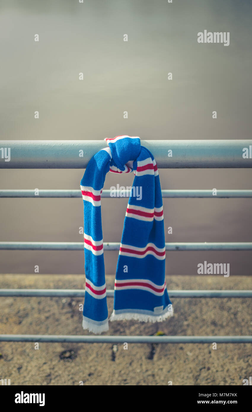 GLASGOW, Regno Unito â€" 11 marzo - Un Rangers Football Club sciarpa legata a una ringhiera su un Match Day Foto Stock