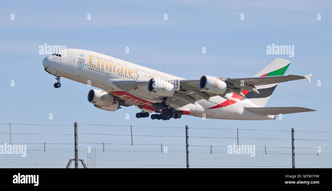 Emirates Airline Airbus a380 Super Jumbo A6-EDX con partenza dall'aeroporto londinese di Heathrow LHR Foto Stock