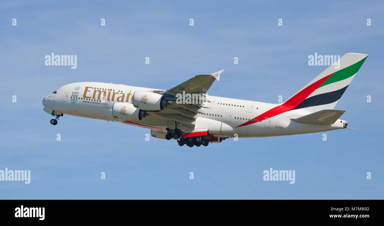 Emirates Airline Airbus a380 Super Jumbo A6-EDX con partenza dall'aeroporto londinese di Heathrow LHR Foto Stock