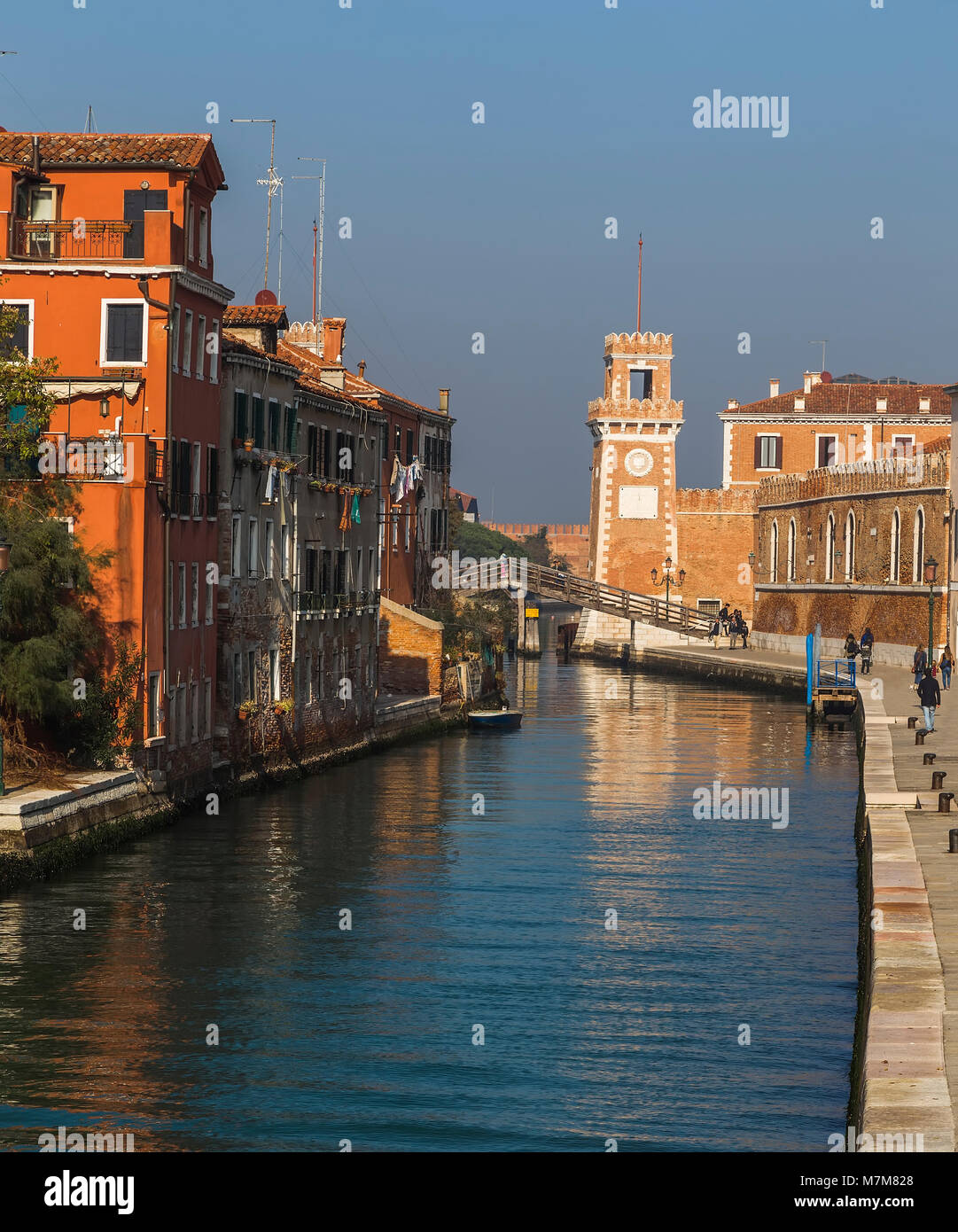 Uno dei canali di Venezia e la Torre arsenale nella distanza. Italia Foto Stock