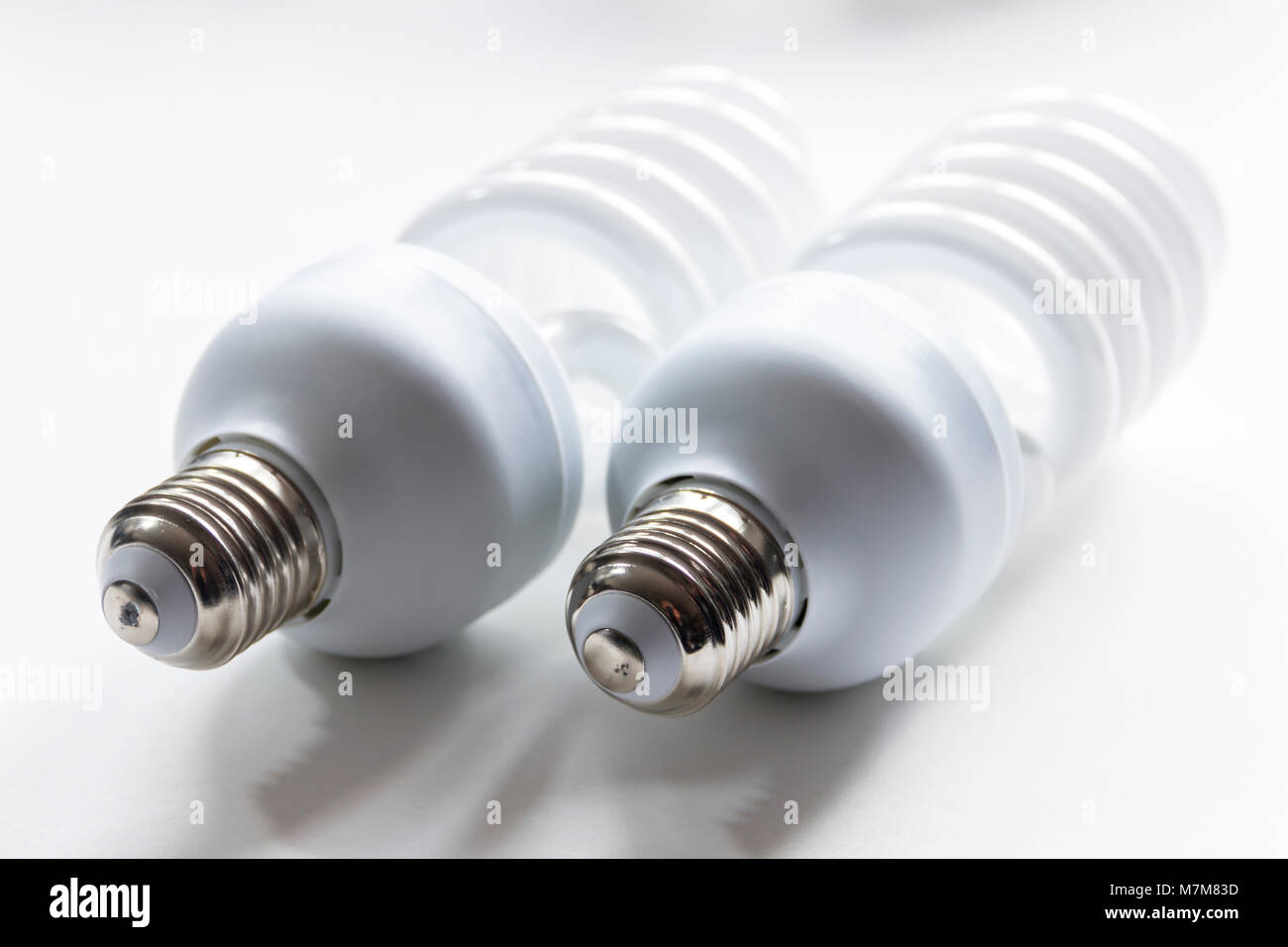 Due efficiente dal punto di vista energetico ad alta potenza fotografica fluorescenti lampadine su sfondo bianco Foto Stock