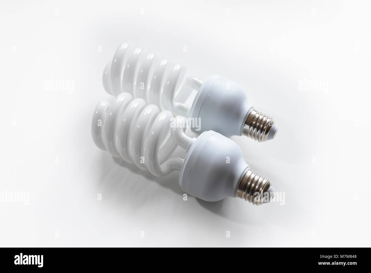 Due efficiente dal punto di vista energetico ad alta potenza fotografica fluorescenti lampadine su sfondo bianco Foto Stock