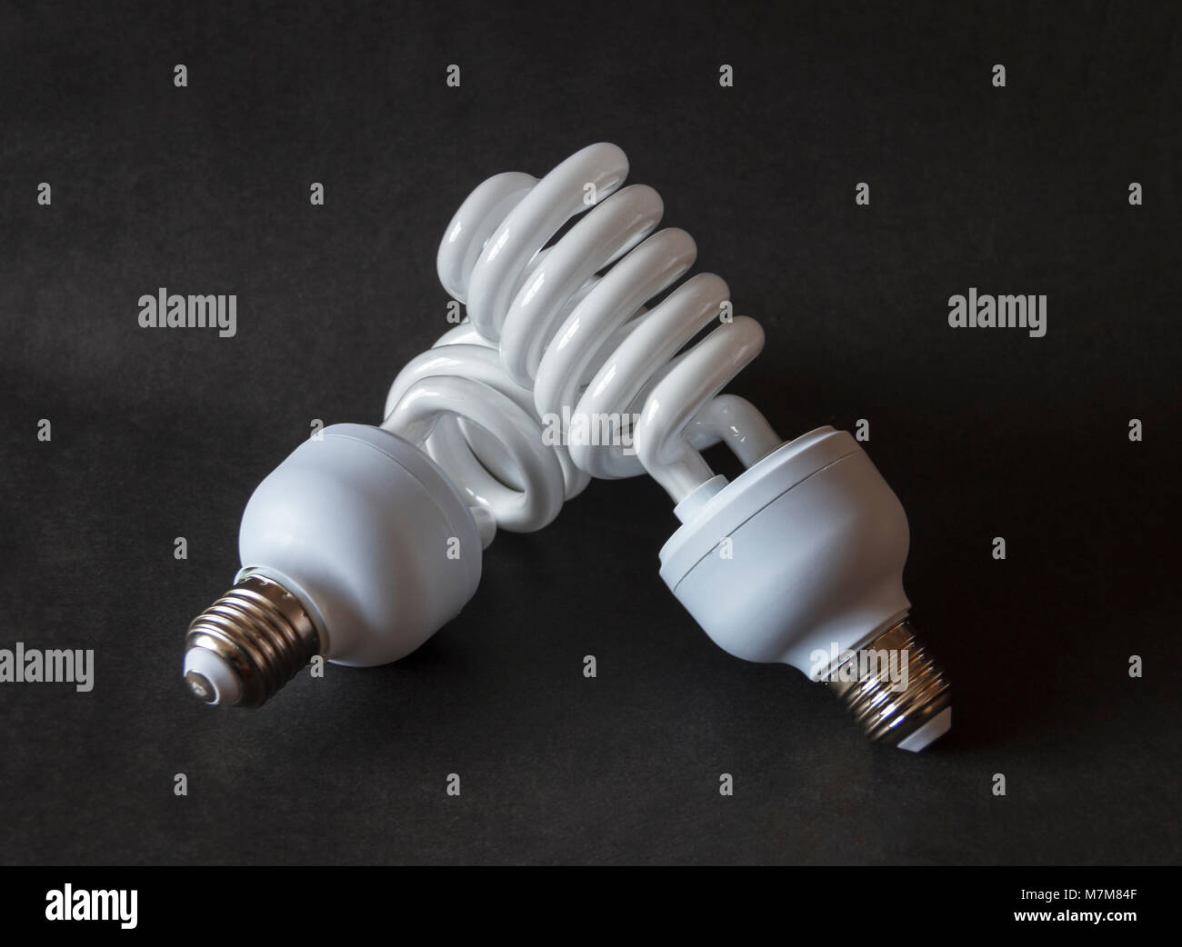 Due efficiente dal punto di vista energetico ad alta potenza fotografica fluorescenti lampadine su sfondo nero Foto Stock