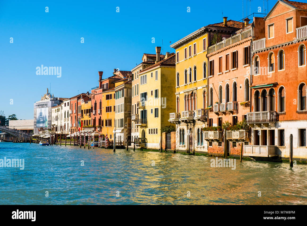 Architettura di antichi edifici tradizionali in Grand Canal, Venezia. Italia Foto Stock