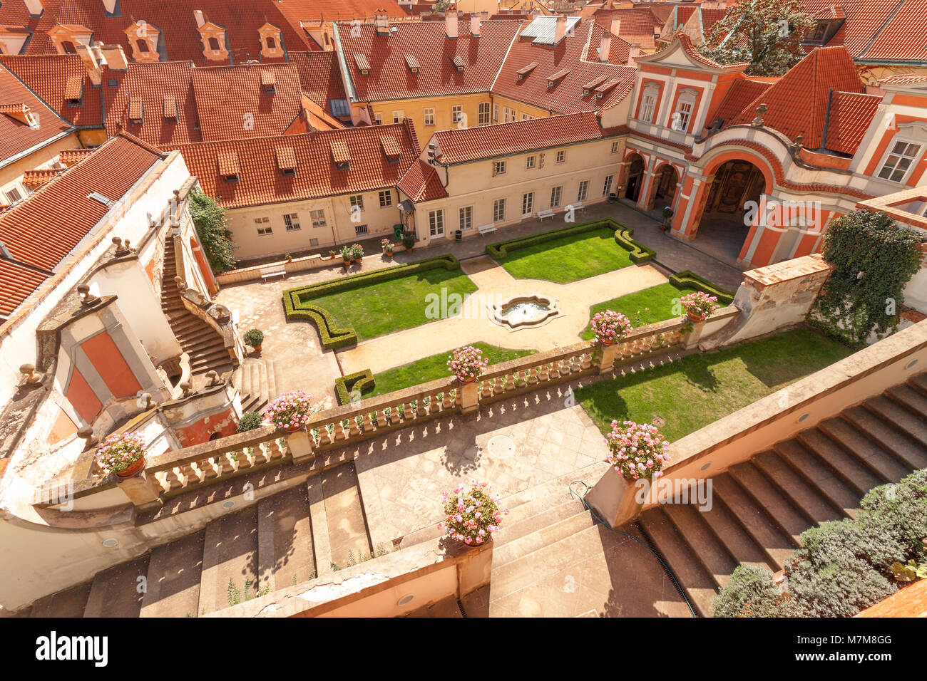 Giardini Ledeburg - 11 Luglio: vista complessiva sulla parte di fondo di Ledeburg giardino sulla luglio 11, 2017 a Praga, Repubblica Ceca. Con fontana nel mezzo di c Foto Stock