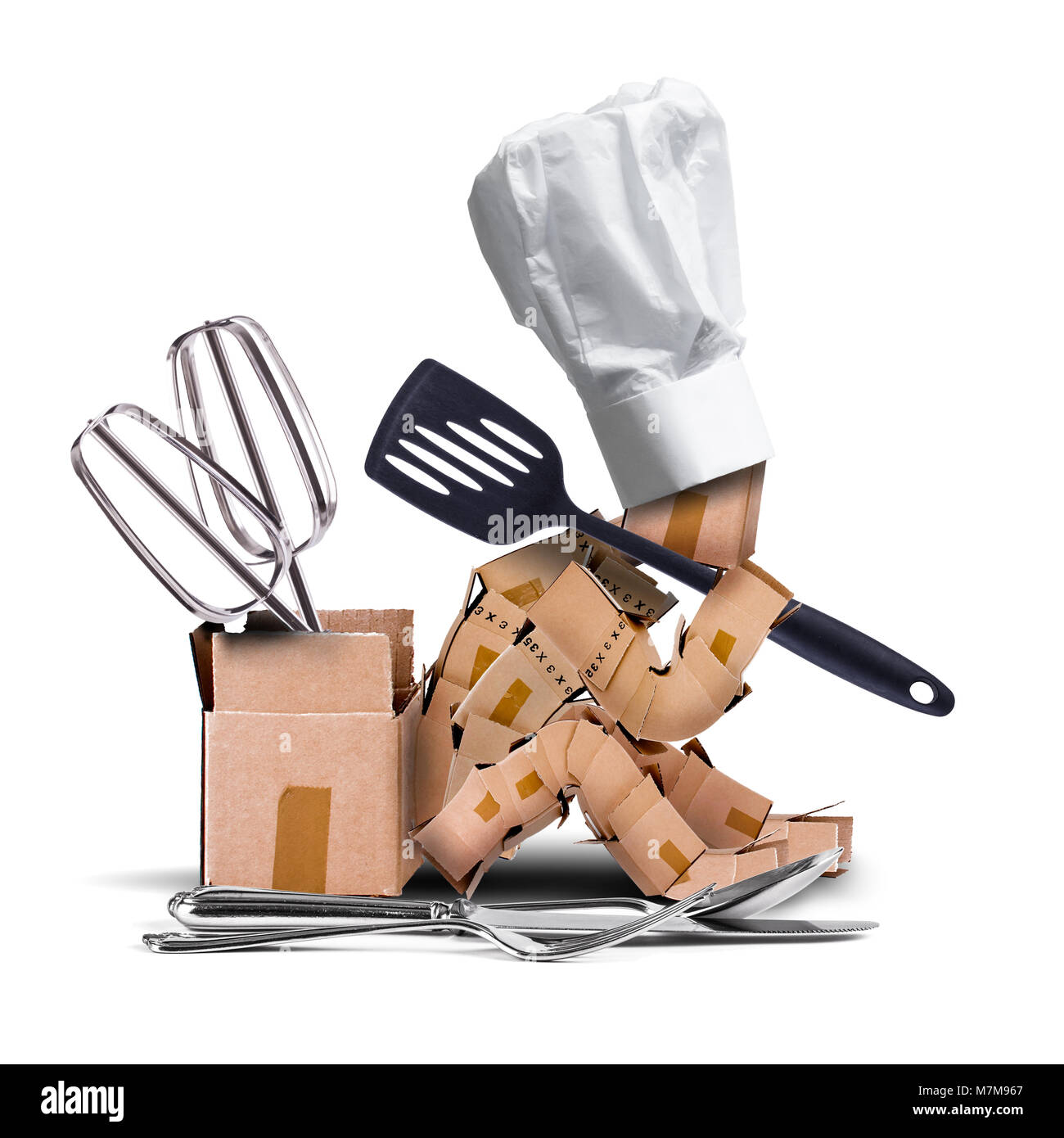 Lo Chef carattere cassa sat pensando con chef hat e utensili da cucina inclusi spatola, whiskes, forchetta, cucchiaio e un coltello. Sfondo bianco. Cucina e c Foto Stock