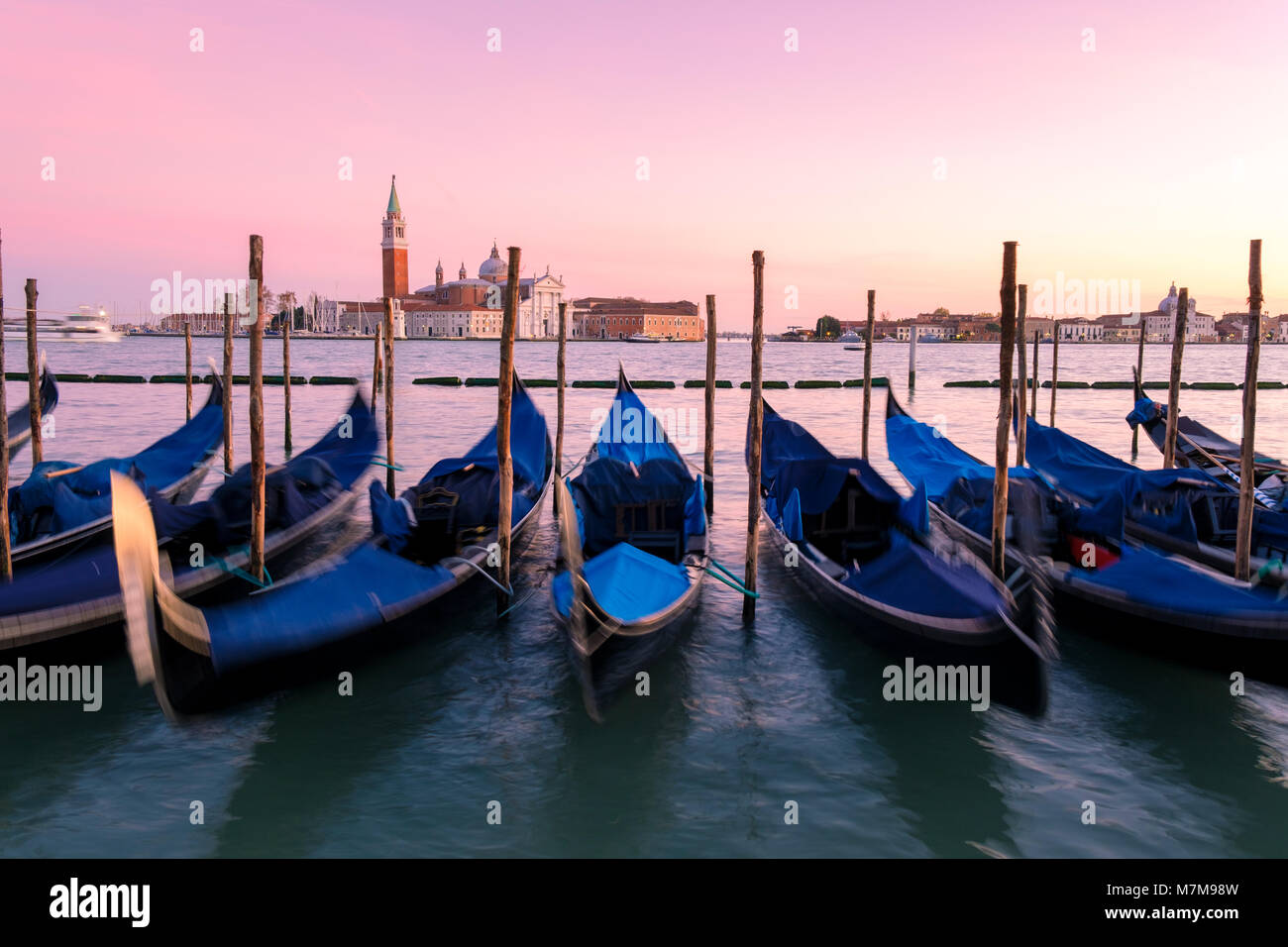 Tramonto a Venezia. Gondole in Piazza San Marco e la chiesa di San Giorgio Maggiore su sfondo, Italia, Europa Foto Stock