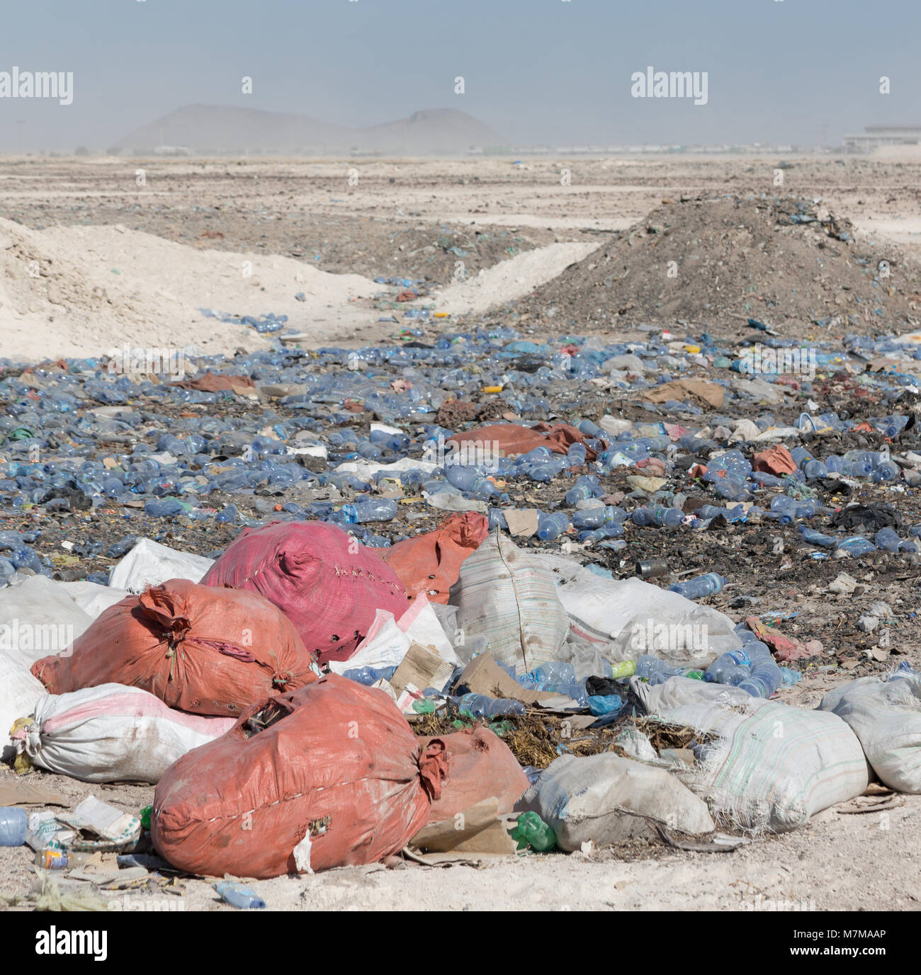 In Etiopia in Africa il gettare rifiuti e bottiglia di plastica vicino alla città Foto Stock