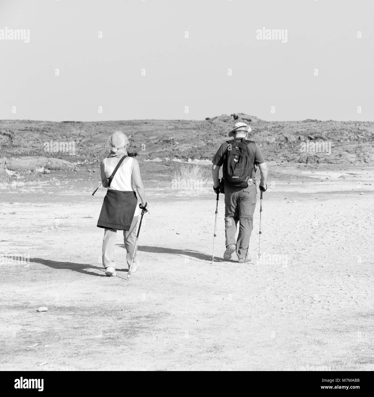 In danakil Etiopia africa il vecchio backpacker gente camminare nella terra del vulcano il concetto di vita sana e avventura Foto Stock