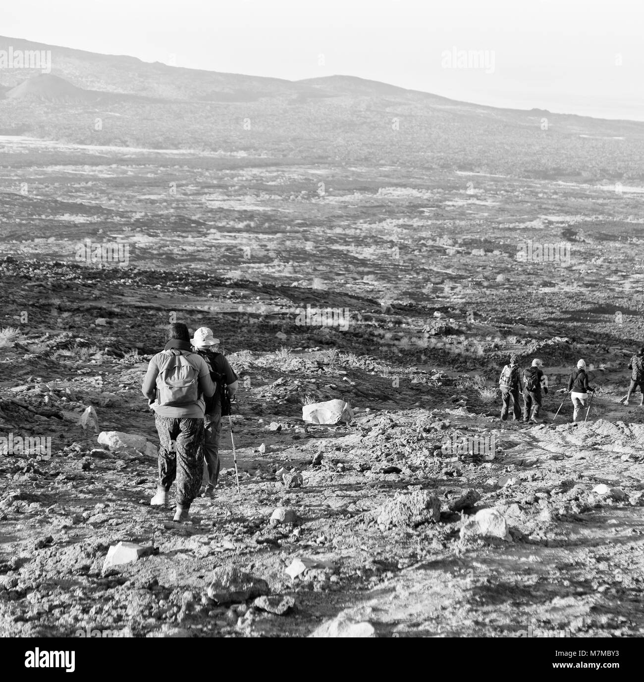 In danakil Etiopia africa il vecchio backpacker gente camminare nella terra del vulcano il concetto di vita sana e avventura Foto Stock