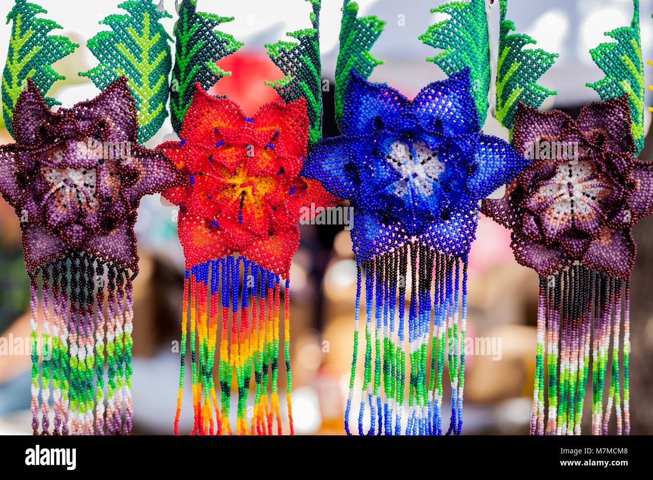 Colorati a mano a forma di fiore collane di perle/gioielli fatti a mano Foto Stock