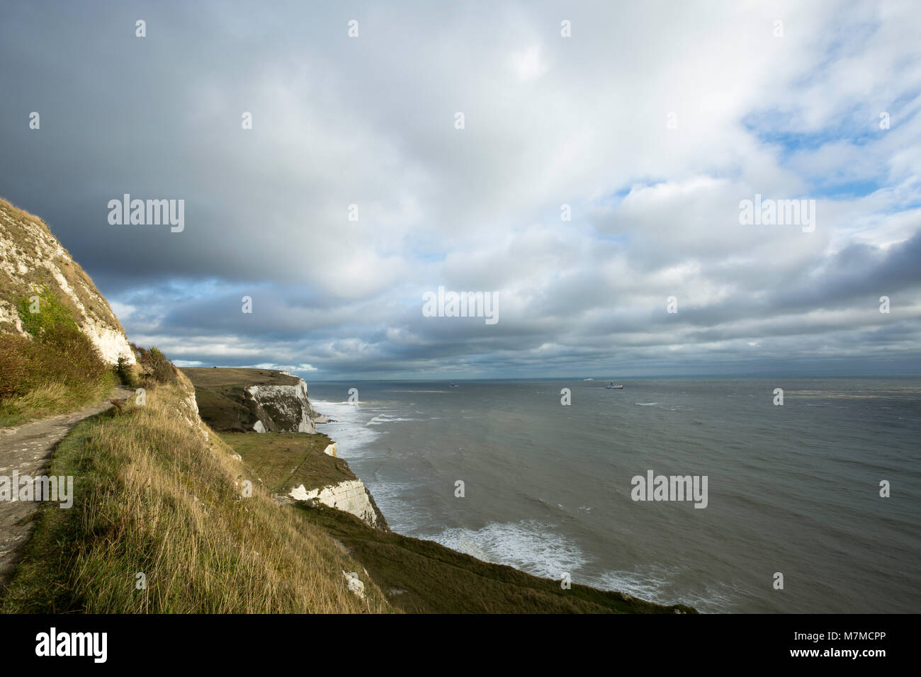 Guardando oltre la Manica dalle bianche scogliere di Dover, Kent, Regno Unito. Foto Stock