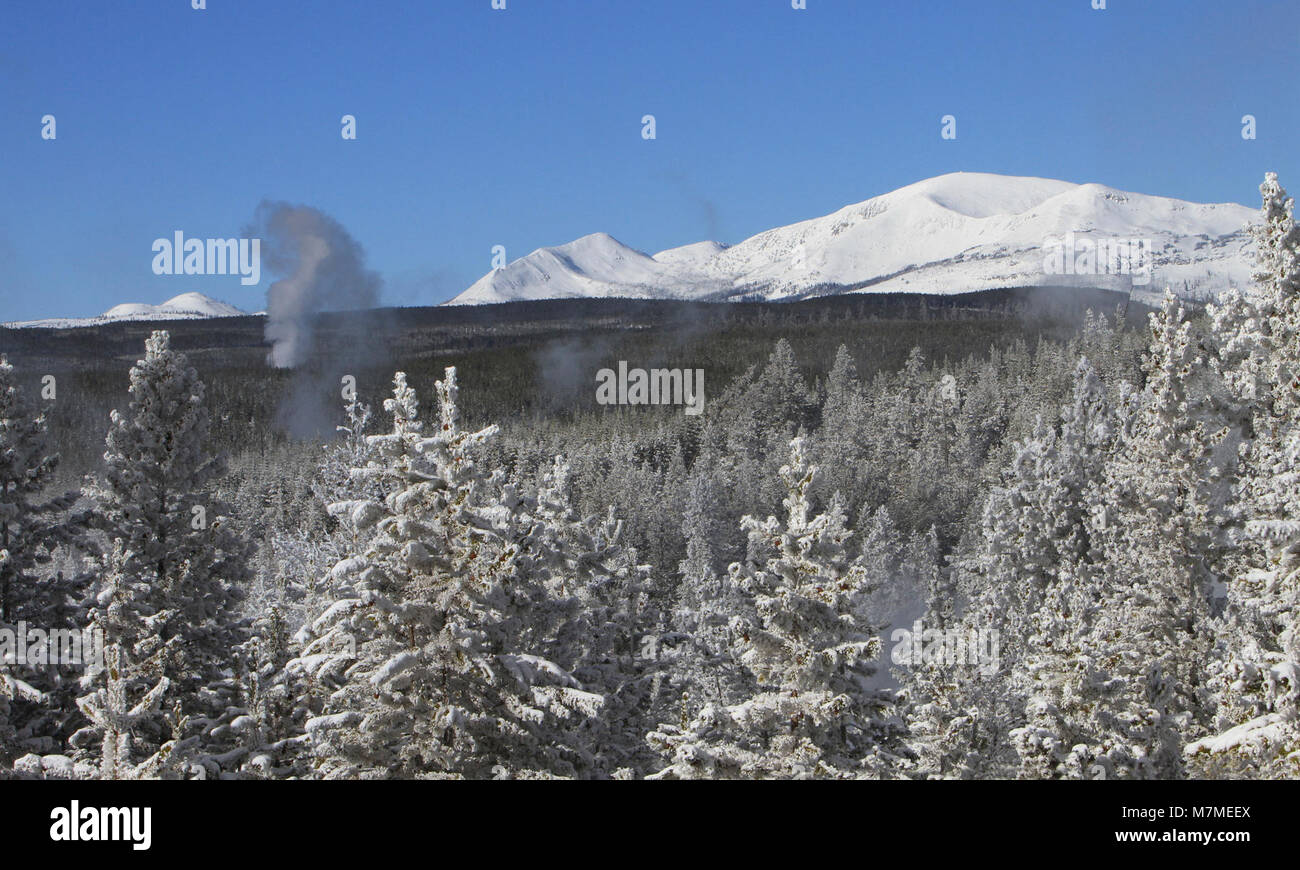 Vapore dalla funzione termica e Mt Holmes Mount Holmes e funzione termica in un freddo giorno di novembre; Foto Stock