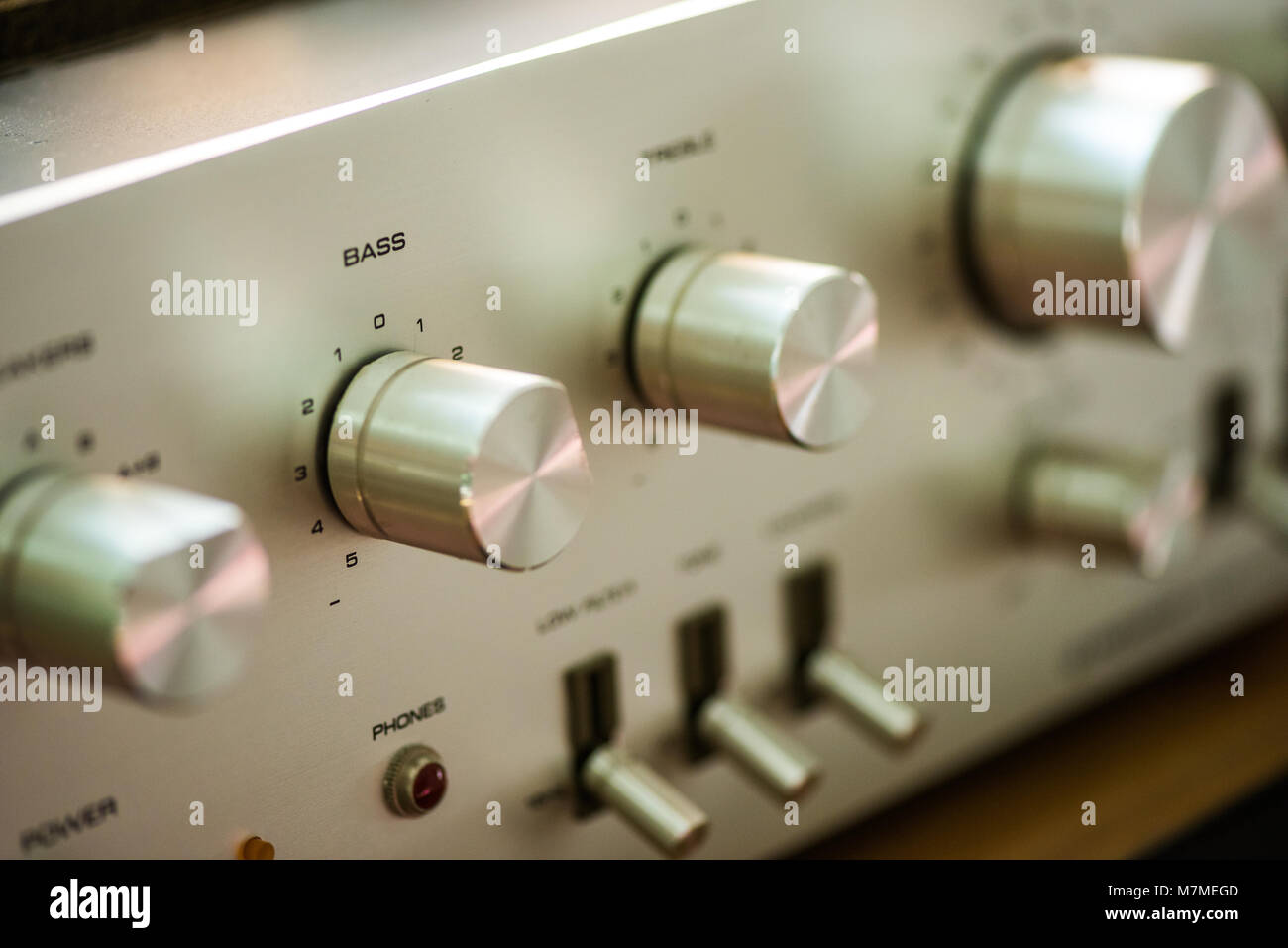 Manopola di controllo del volume di vintage amplificatore hi-fi Foto stock  - Alamy