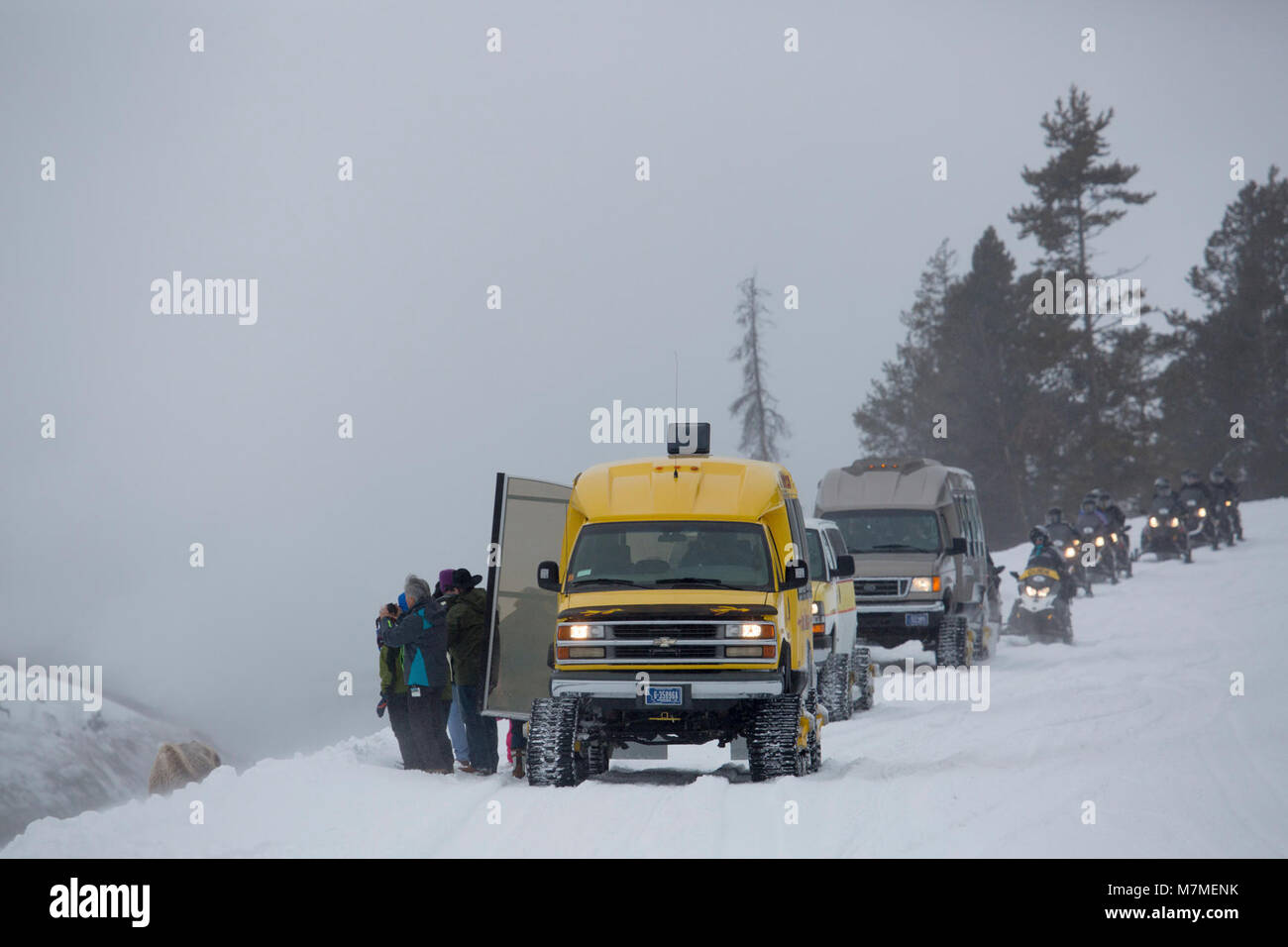 Snowcoach e tour in motoslitta vicino a Midway Geyser Basin snowcoach guidate e gruppi di motoslitte vicino a Midway Geyser Basin; Febbraio 2014; Foto Stock