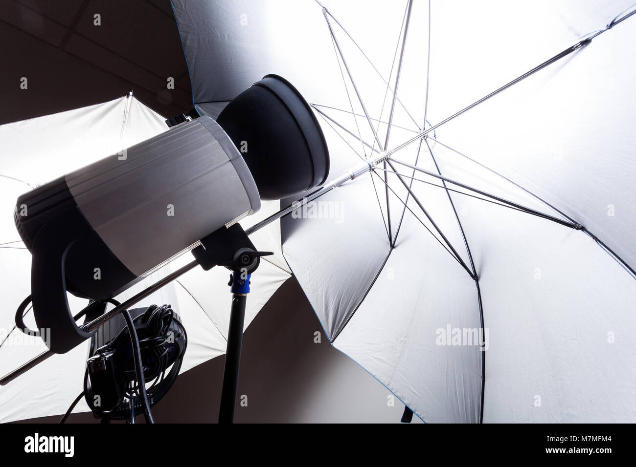 Close-up studio flash in grigio nella foto di studio. Studio la luce e la fotografia Foto Stock