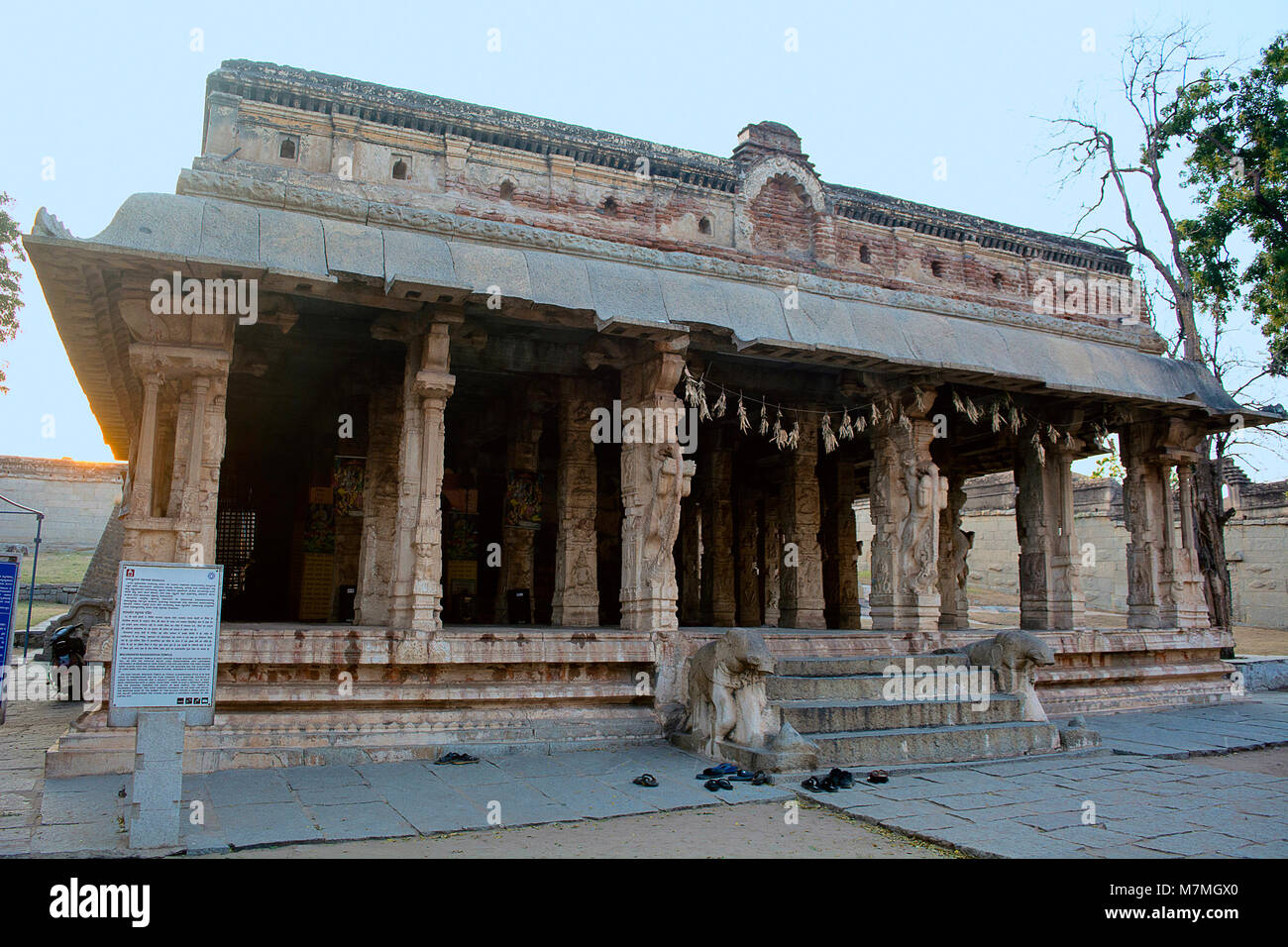 Malyavanta Raghunatha Temple ingresso, Hampi, Karnataka, India Foto Stock