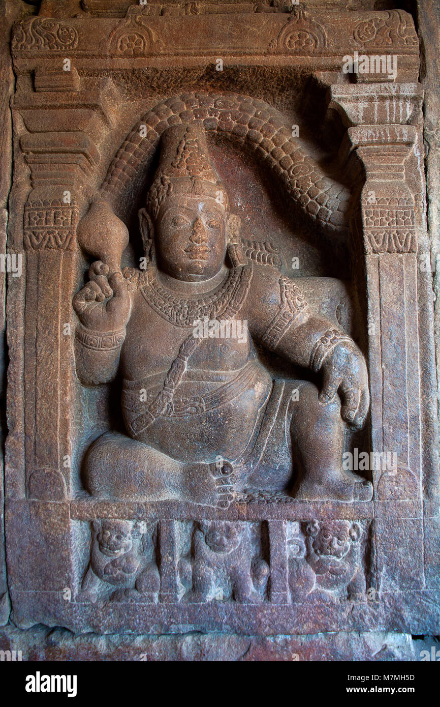 Figura scolpita di Sankhanidhi, un semi essere divino, pannello sinistro, ingresso orientale, Tempio Virupaksha, Pattadakal, Karnataka, India Foto Stock