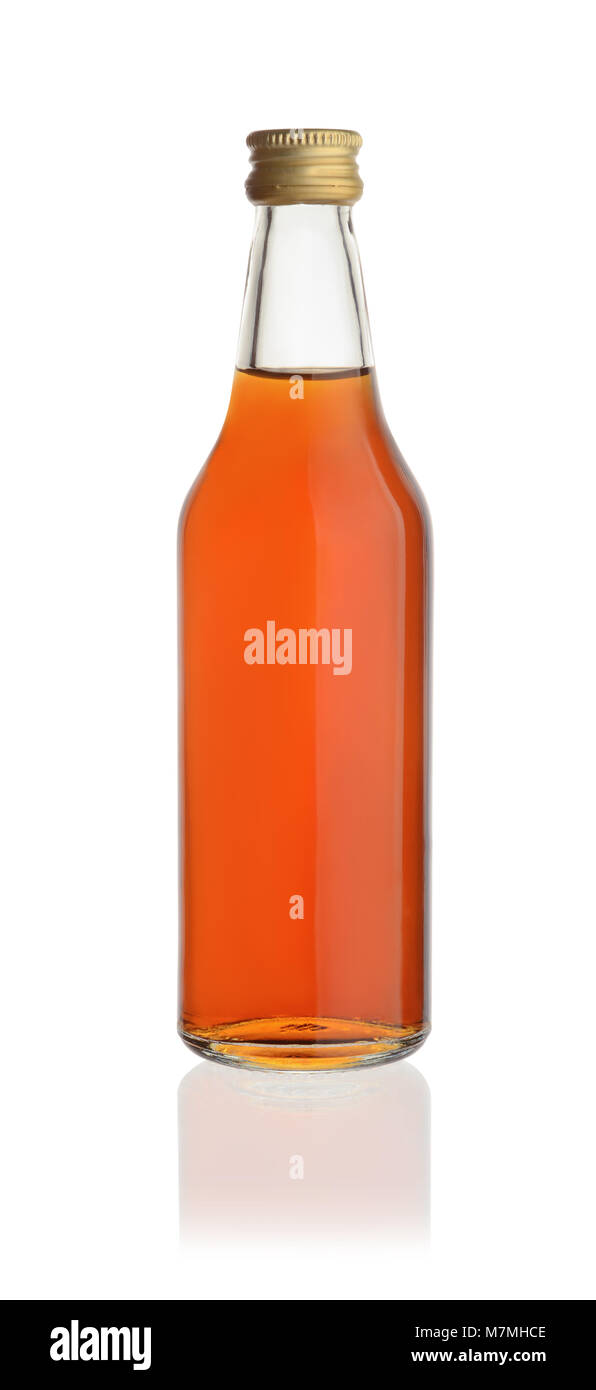 Piccola bottiglia di cognac isolati su sfondo bianco Foto Stock