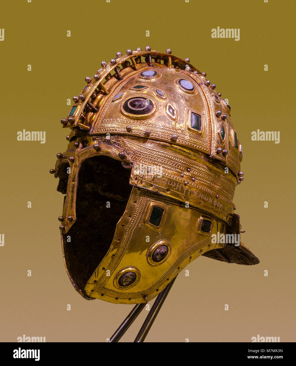 Un casco romano del IV secolo esposto al Museo di Novi Sad, Serbia, che mostra antichi manufatti militari. Il pezzo illustra l'artigianato romano, il design dell'armatura e i dettagli artistici della tarda antichità. Foto Stock