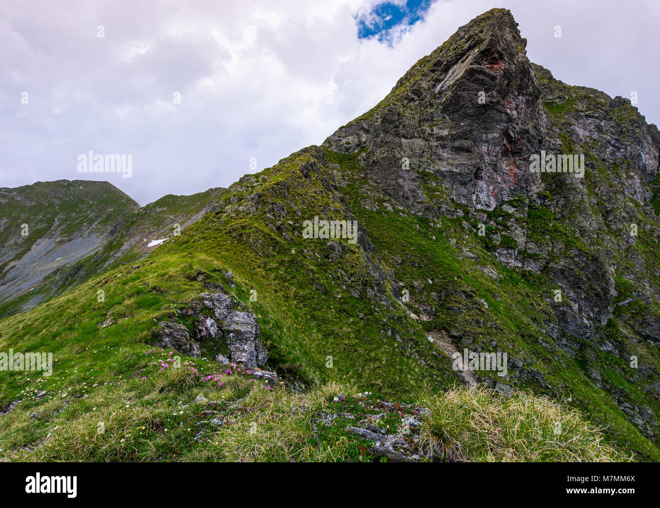 Sul bordo della scogliera rocciosa vetta. incantevole paesaggio naturale in montagna su un nuvoloso giorno Foto Stock