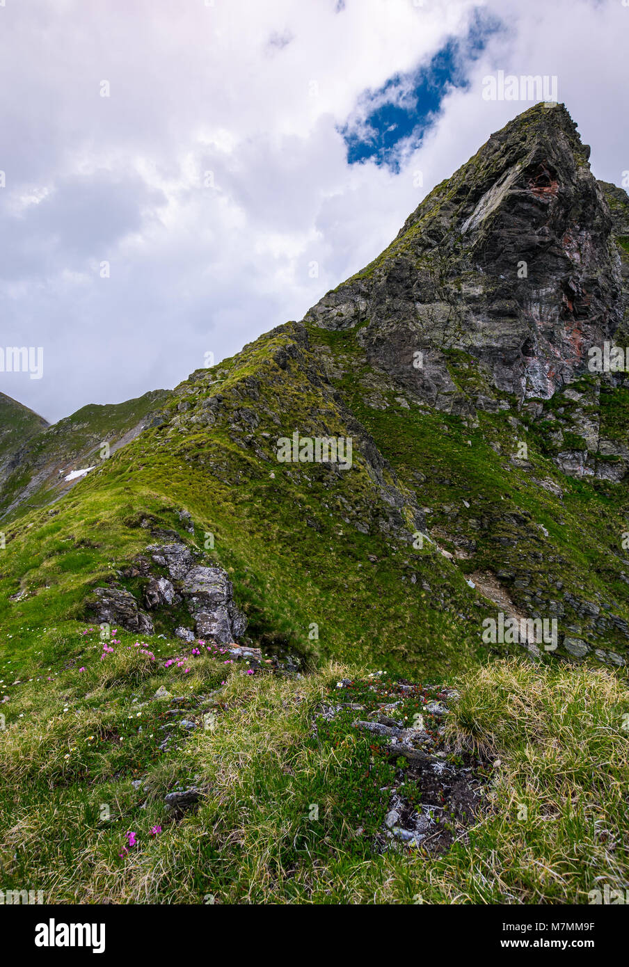Sul bordo della scogliera rocciosa vetta. incantevole paesaggio naturale in montagna su un nuvoloso giorno Foto Stock