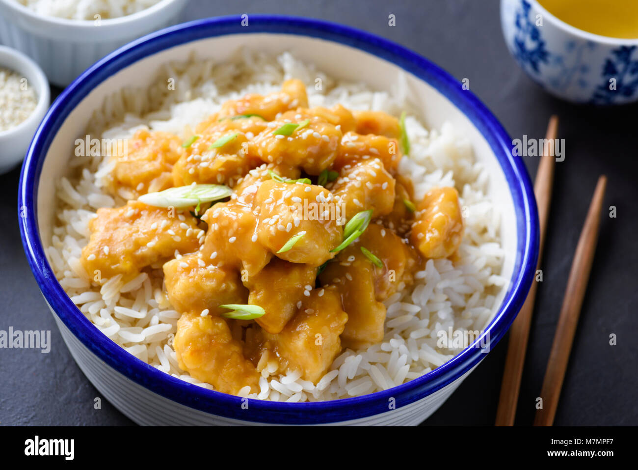 Pollo con riso in una ciotola, cucina cinese, primo piano Foto Stock