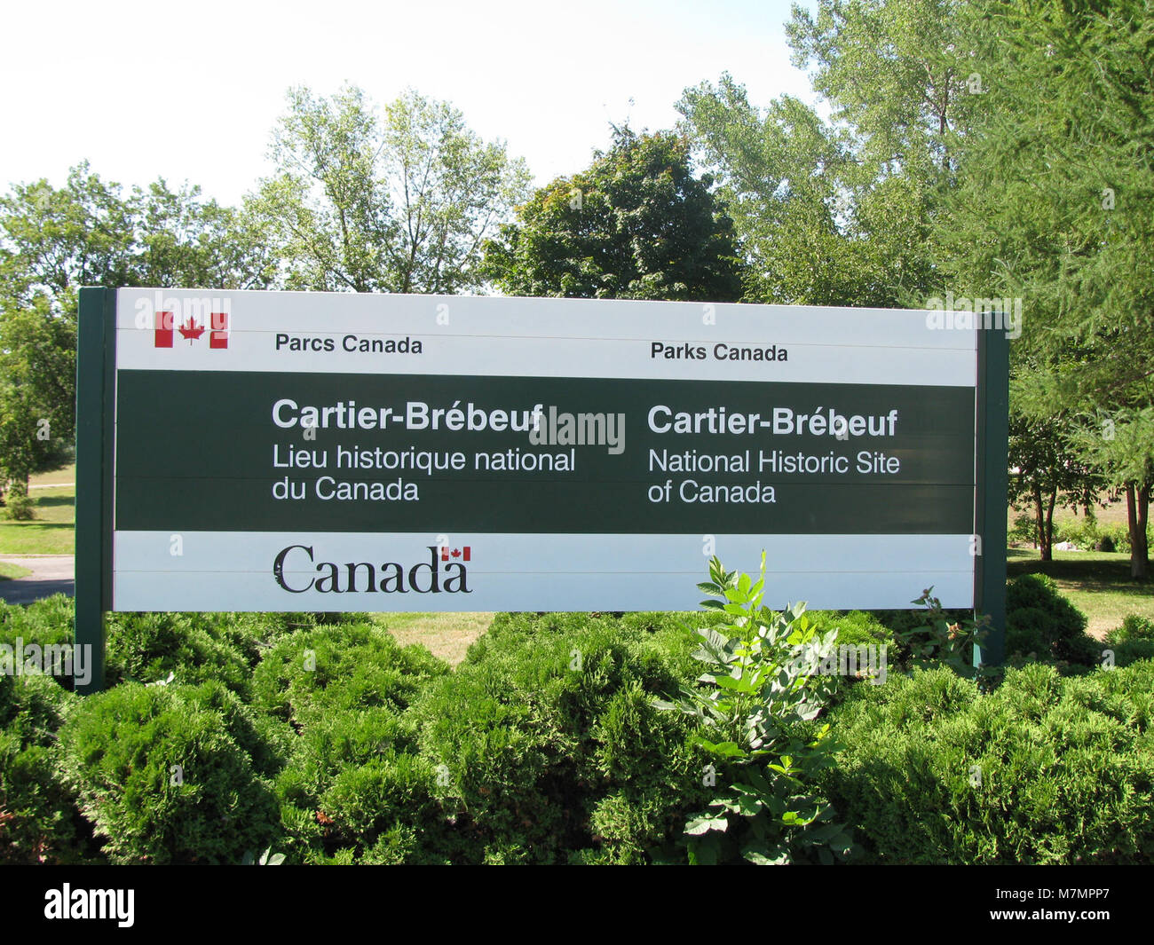 Cartier-Brébeuf Accueil denota un visitatore o una struttura di accoglienza associata allo storico sito Cartier-Brébeuf in Quebec, Canada, riconosciuto per il suo significato culturale e culturale. Foto Stock