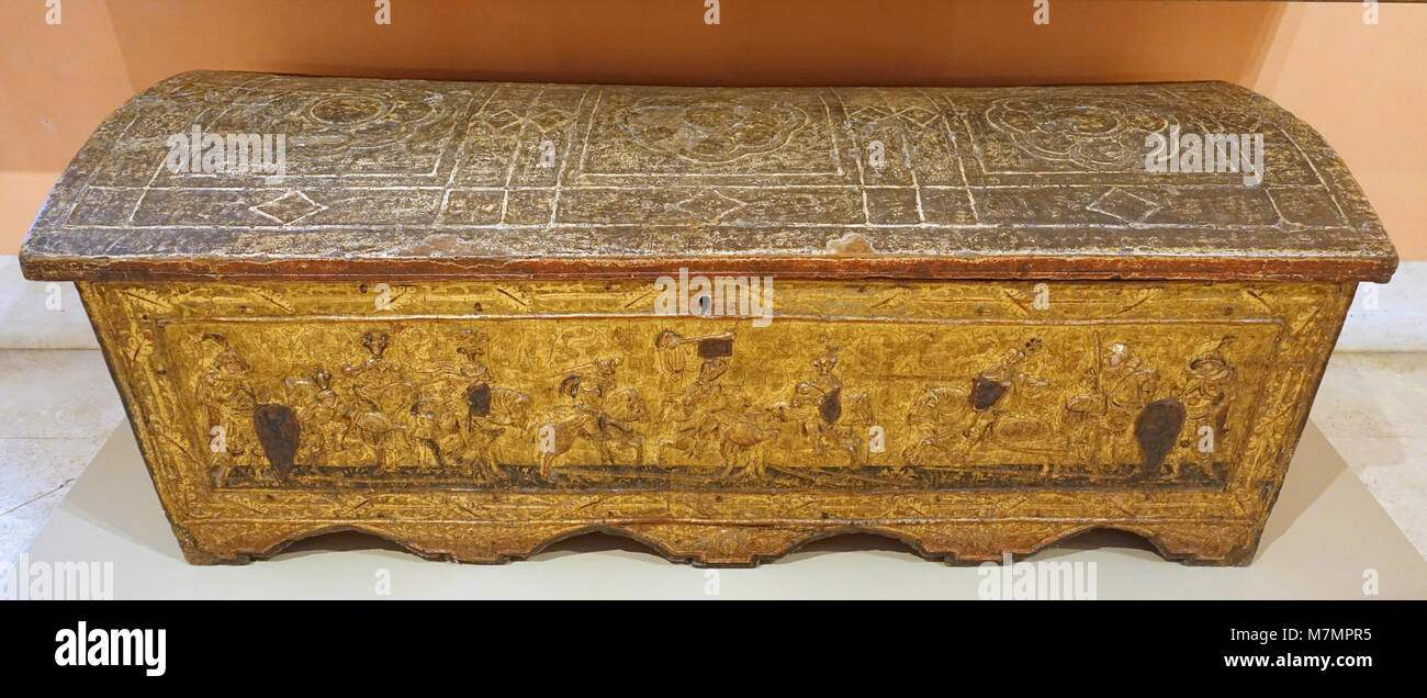 cassone rinascimentale attribuito a Neroccio De'Landi, datato intorno al 1470-1475 d.C., realizzato in legno di pioppo con tessuti, stucchi, oro e decorazioni dipinte, esposto al Museo Nacional Centro de Arte Reina Sofía, Madrid. Foto Stock