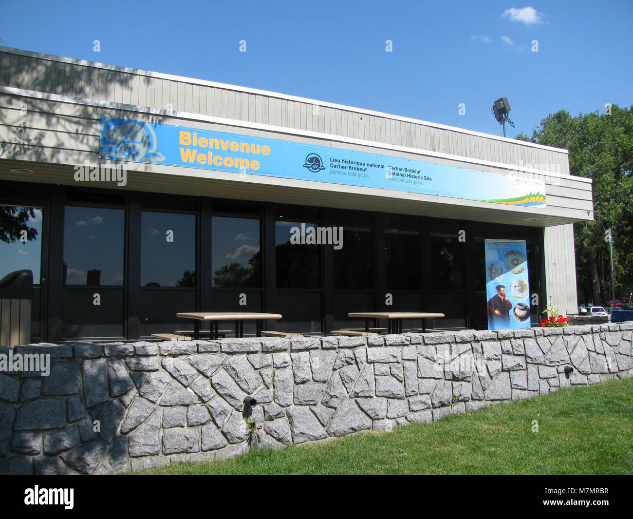 Il Cartier-Brébeuf Interpretation Centre in Quebec, Canada, presenta mostre sull'incontro dell'esploratore francese Jacques Cartier e dei popoli indigeni, mettendo in evidenza la storia coloniale e lo scambio culturale. Foto Stock