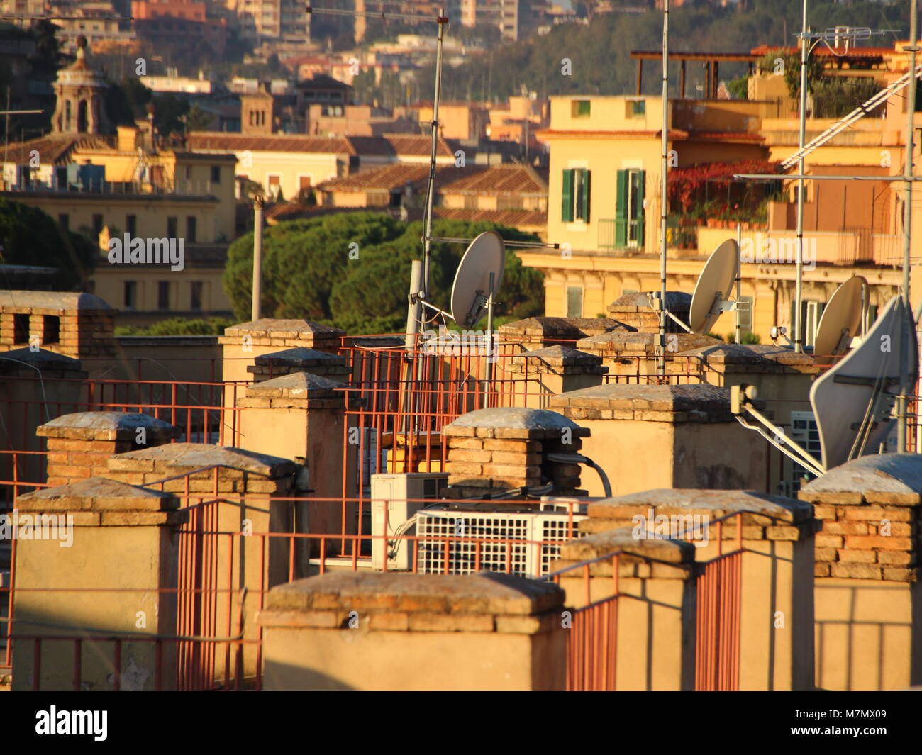 Parabola satellitare e antenna sul tetto urbano sfondo Foto Stock