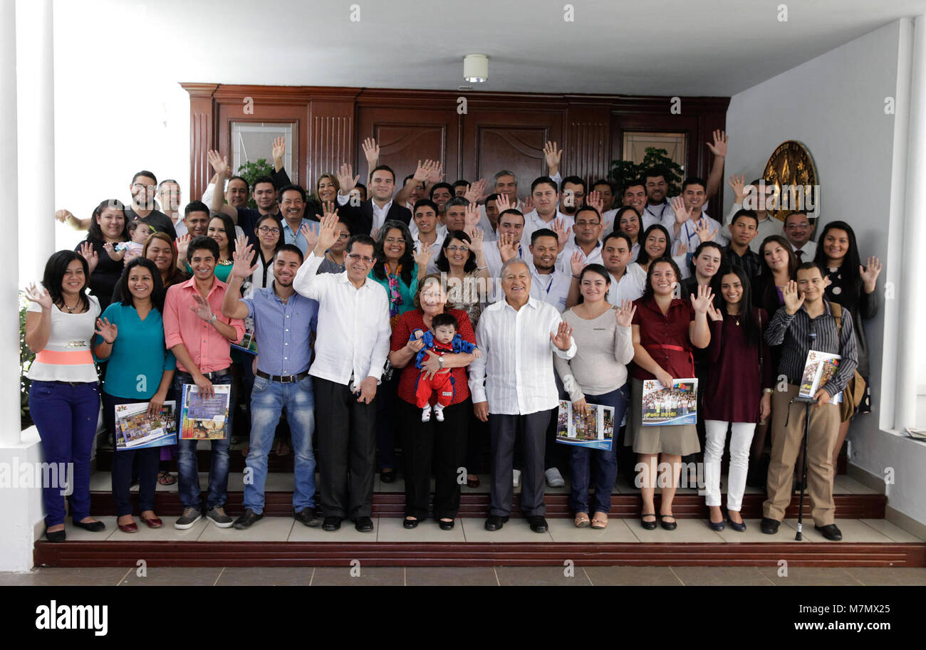 Un riassunto di Casa Abierta – Cumplimiento y Avance de Programas para Jóvenes, che descrive il progresso educativo, il coinvolgimento dei giovani e i benefici della comunità derivanti dalle iniziative di sviluppo in corso. Foto Stock