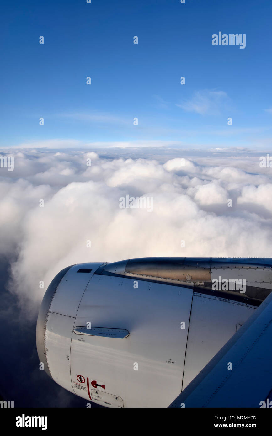 Guardando attraverso una finestra di un Airbus A320 mentre volando sul mare Egeo, Grecia Foto Stock