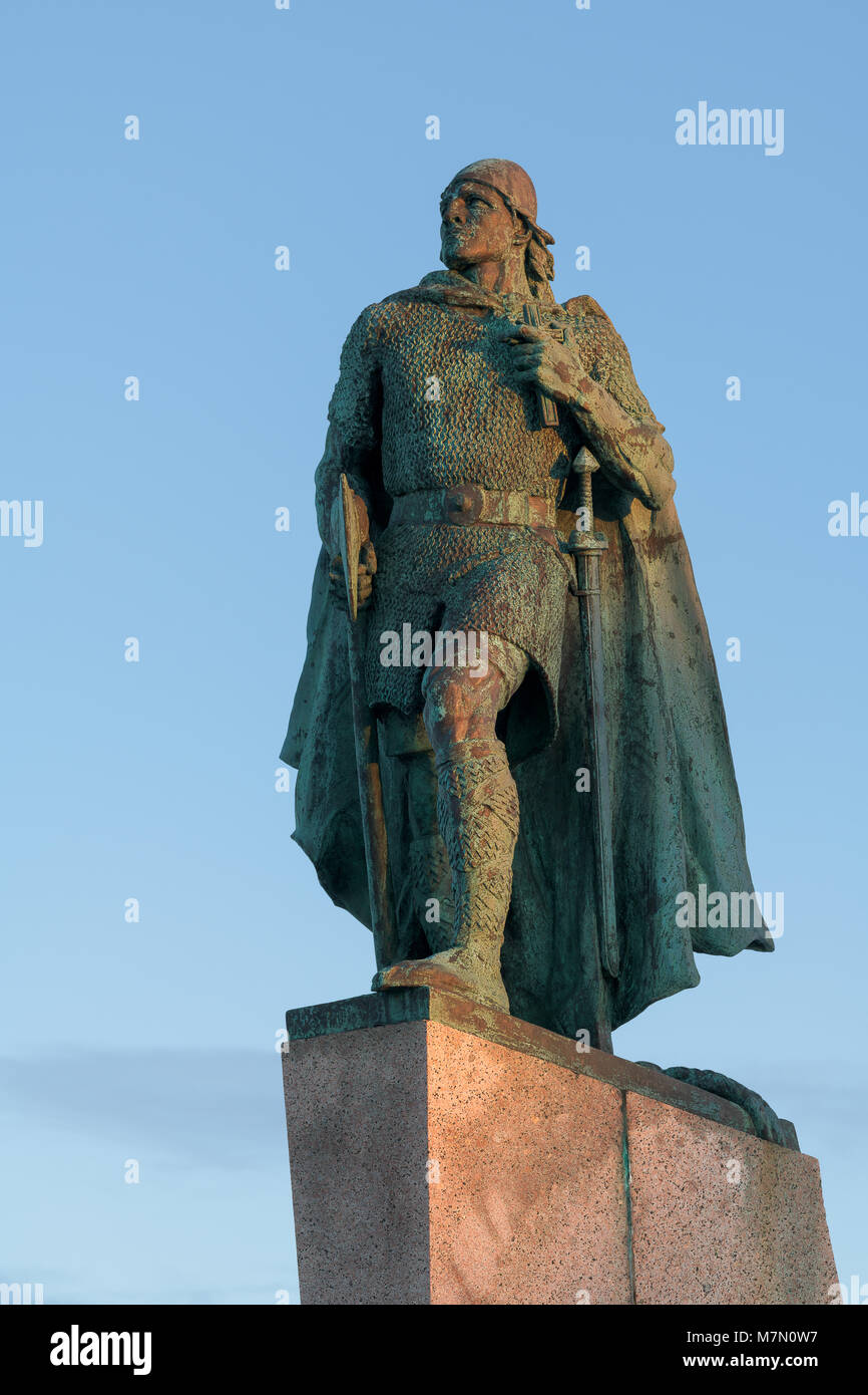 La statua di explorer Leif Erikson nella parte anteriore della chiesa Hallgrimskirkja a Reykjavik, Islanda Foto Stock