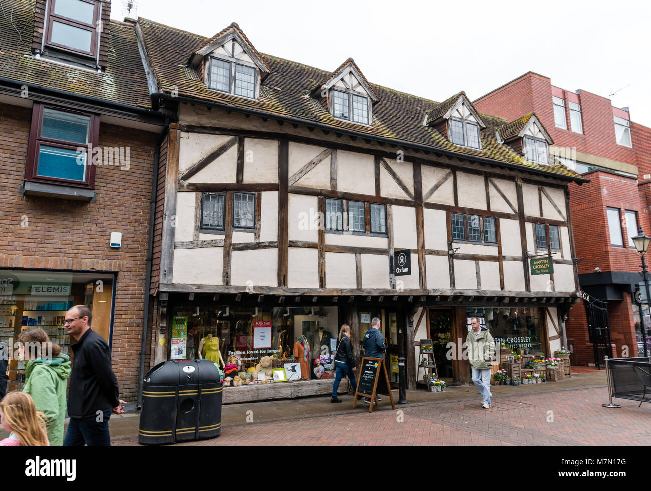 Oxfam e Marty Crossley il fioraio negozi su Peascod Street, Windsor, Regno Unito. Marzo 2018 Foto Stock