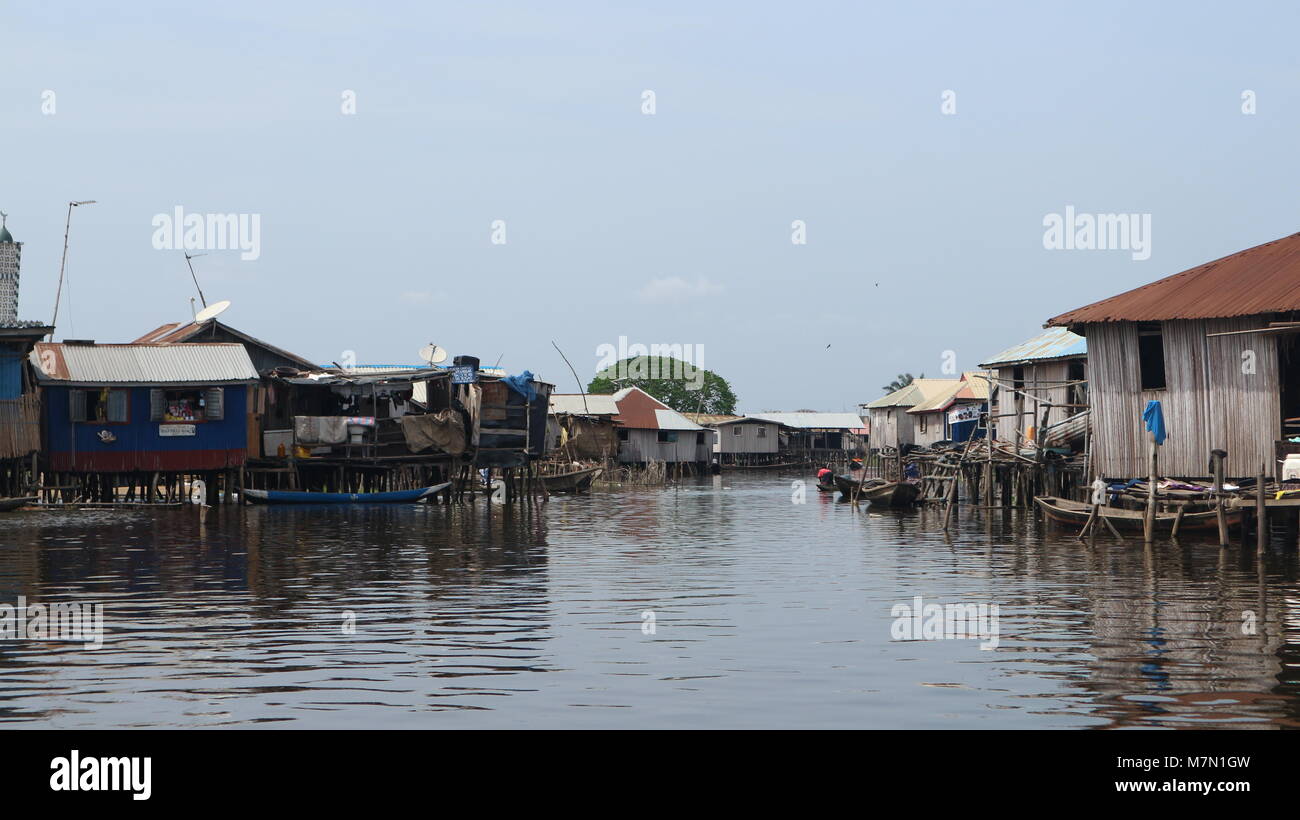 Palafitte su entrambi i lati della via navigabile in Ganvie villaggio sul lago Nokoue in Benin, Africa occidentale Foto Stock