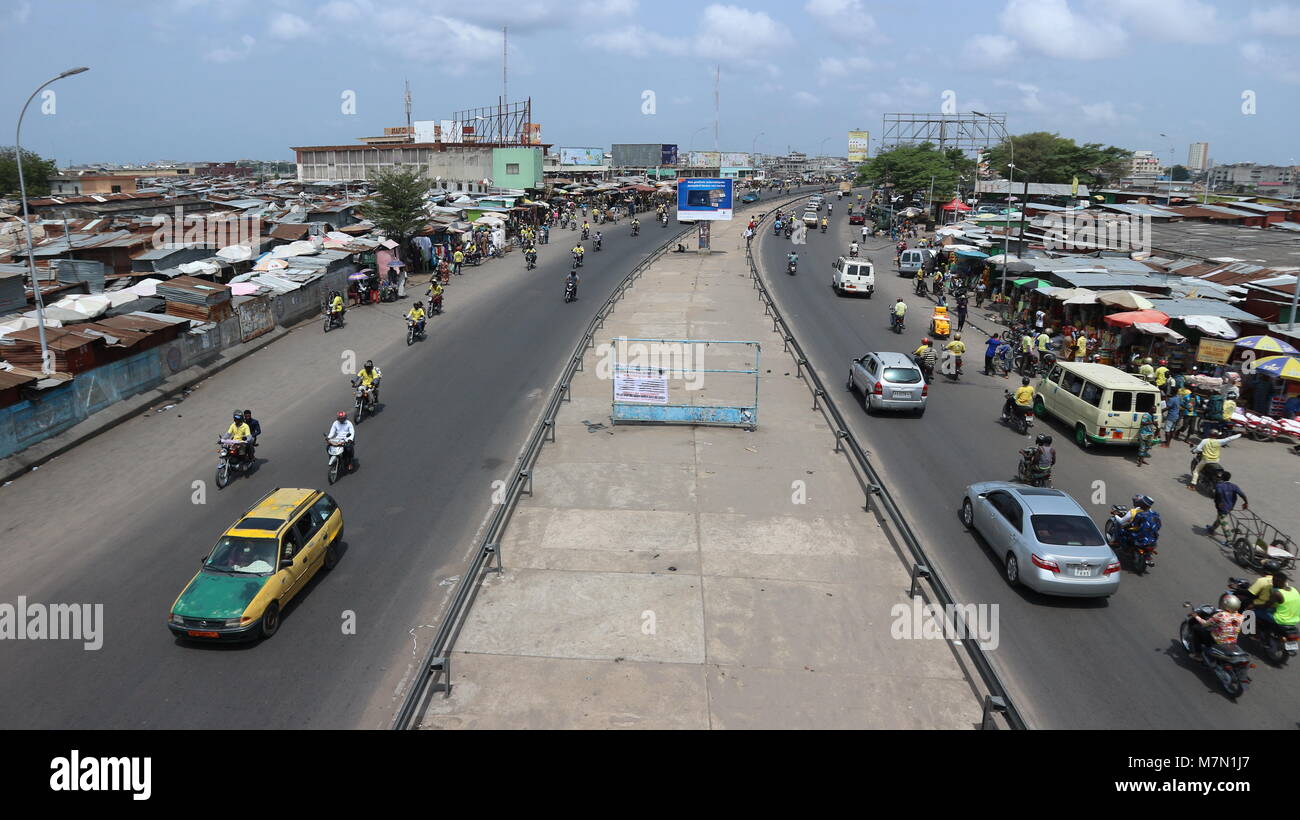 Strada trafficata attraverso il mercato Danktopa a Cotonou, Benin, immagine aerea. Foto Stock