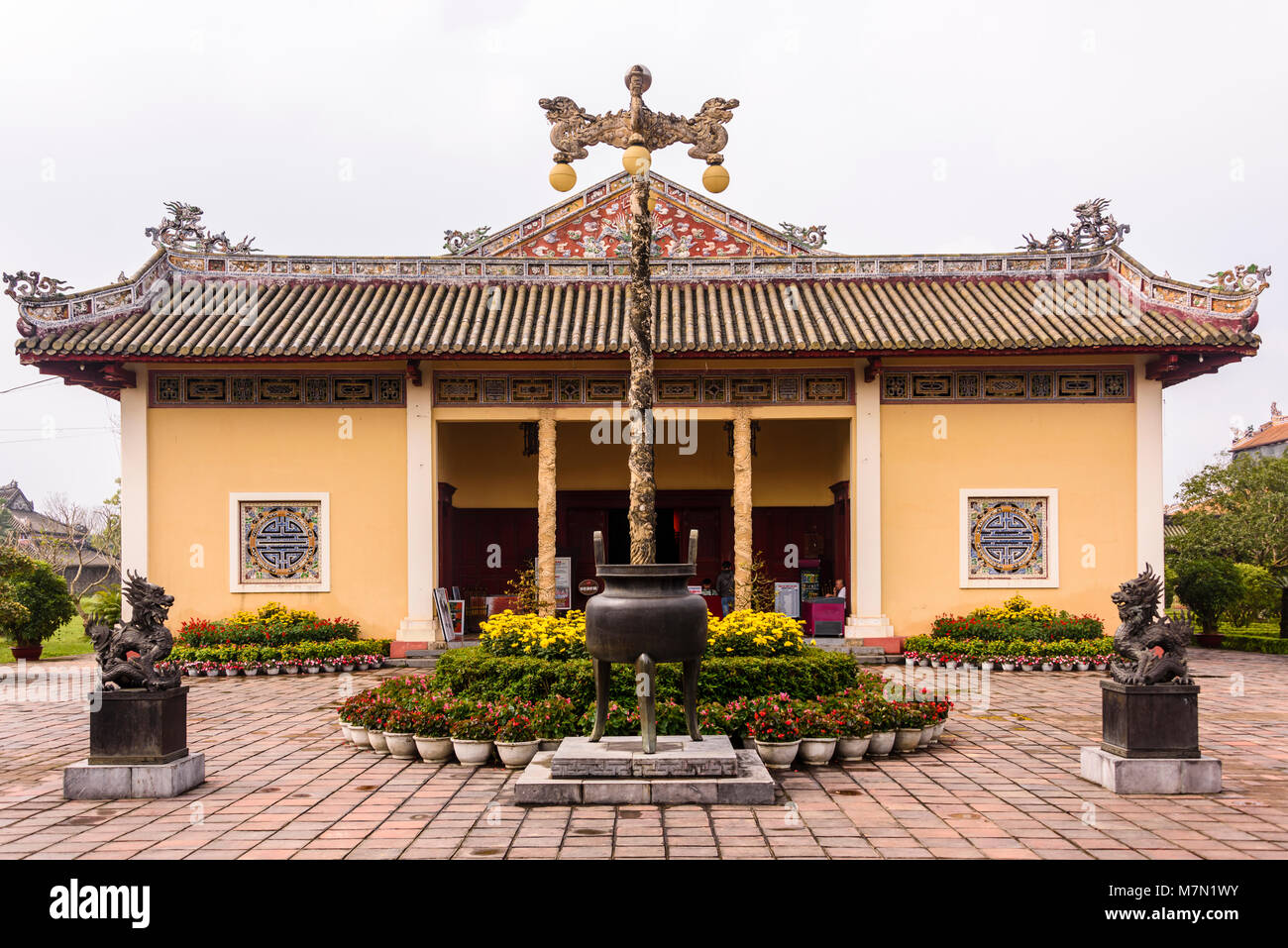 Uno dei tanti palazzi di Hoàng thành (Città Imperiale) una cittadella fortificata costruita nel 1804 in tinta, Vietnam. Foto Stock